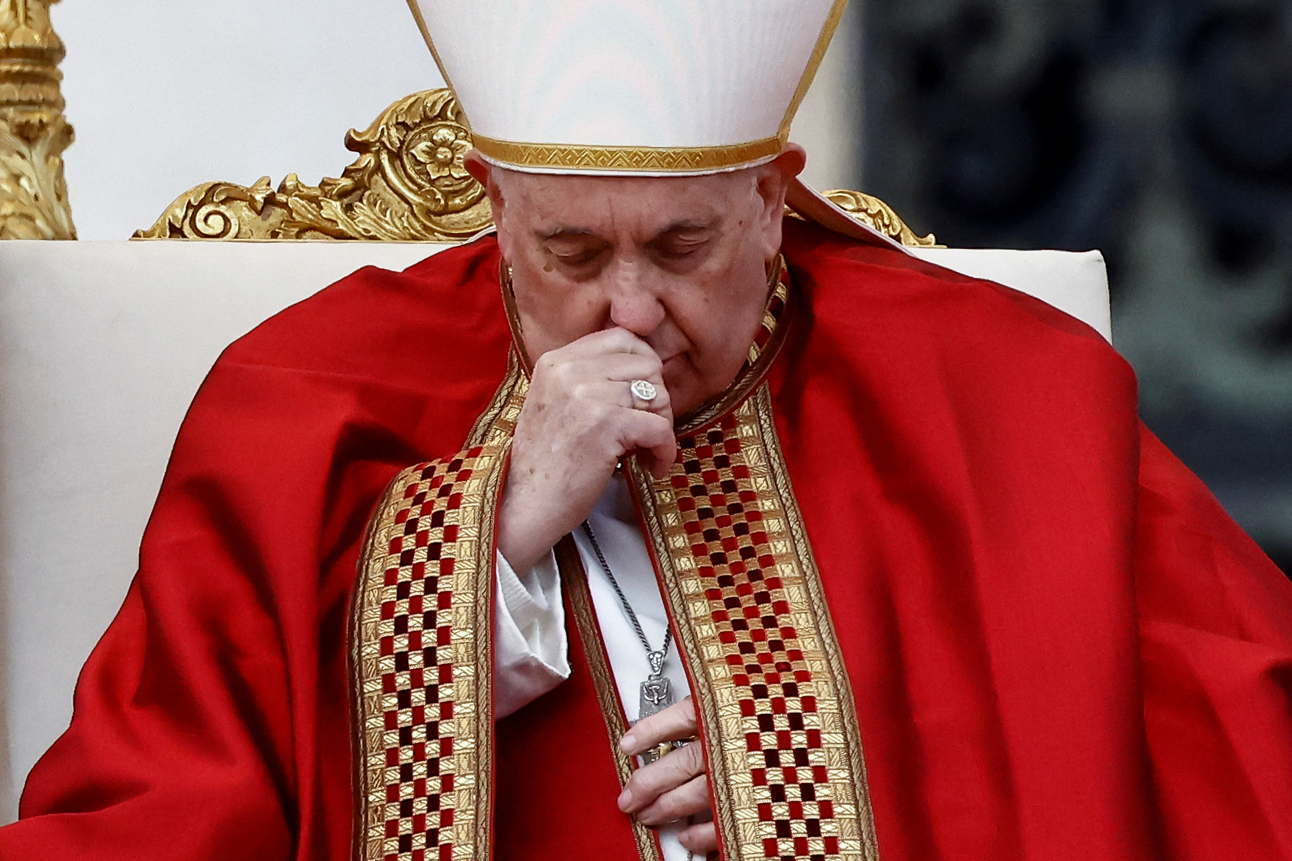 El Papa Francisco preside las ceremonias fúnebres del ex Papa Benedicto en la Plaza de San Pedro.