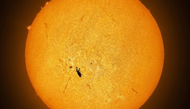 Cómo se capturó la inédita imagen de un paracaidista alineado con el Sol