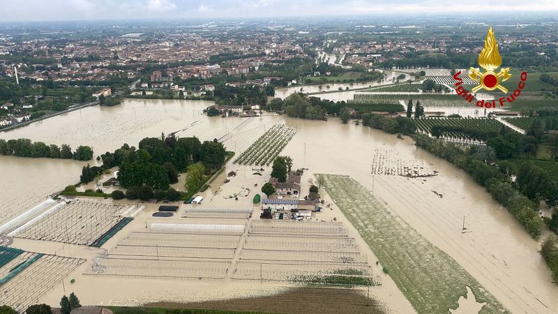FOTO DE ARCHIVO: Vista aérea de un área inundada tras las fuertes lluvias caídas en el norte de Italia, en Massa Lombarda, región de Emilia-Romaña,, Italia, el 2 de mayo de 2023. Servicio de bomberos de Italia/ Facilitada a través de REUTERS