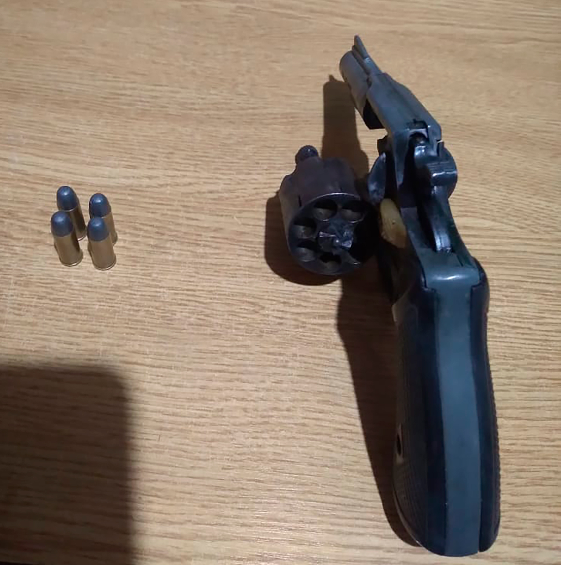 El revólver secuestrado en la casa de los sospechosos