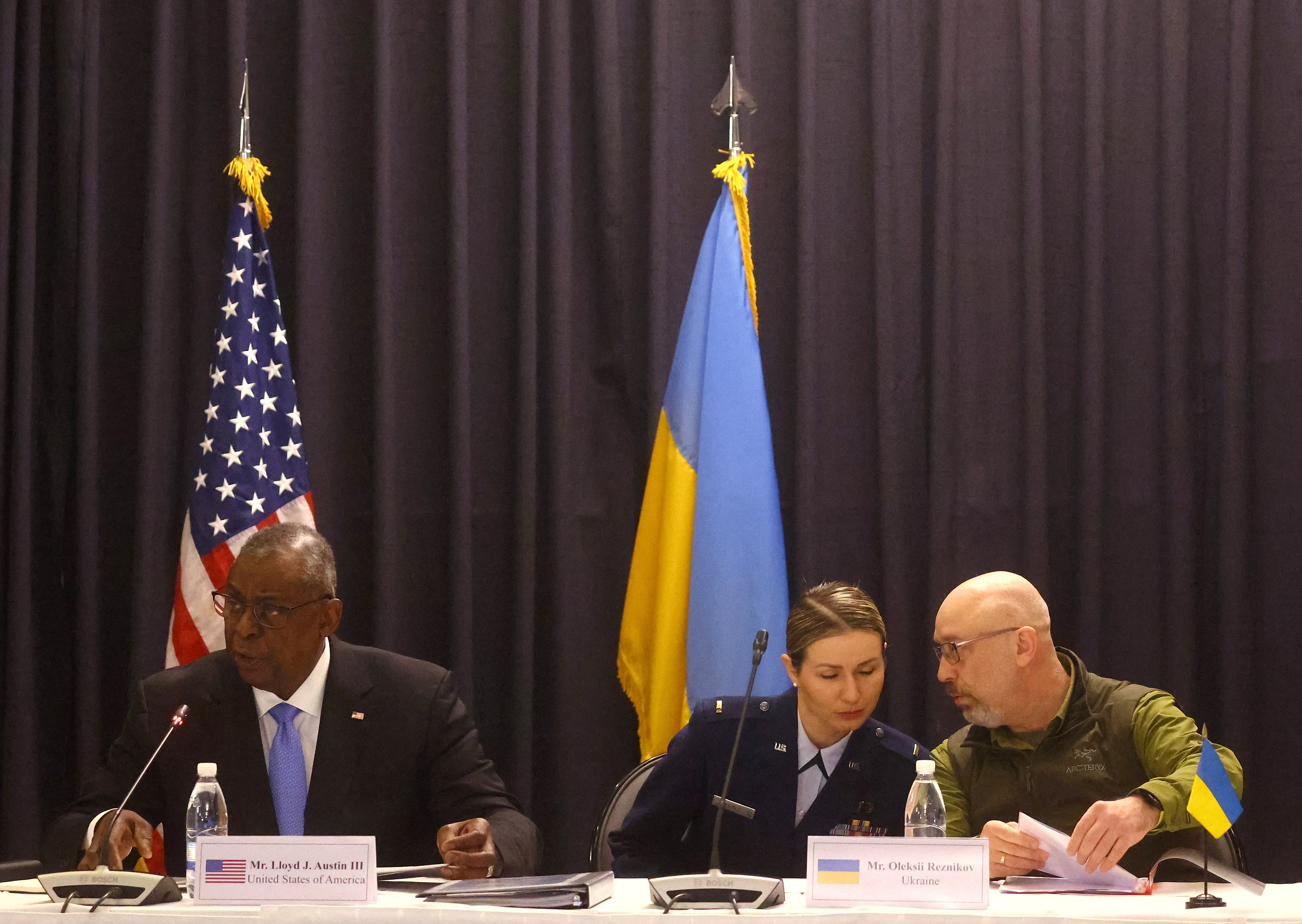El secretario de Defensa de EEUU, Lloyd Austin, y su contraparte ucraniano, Oleksii Reznikov, durante la reunión en la base de EEUU en Ramstein, Alemania (REUTERS/Kai Pfaffenbach)
