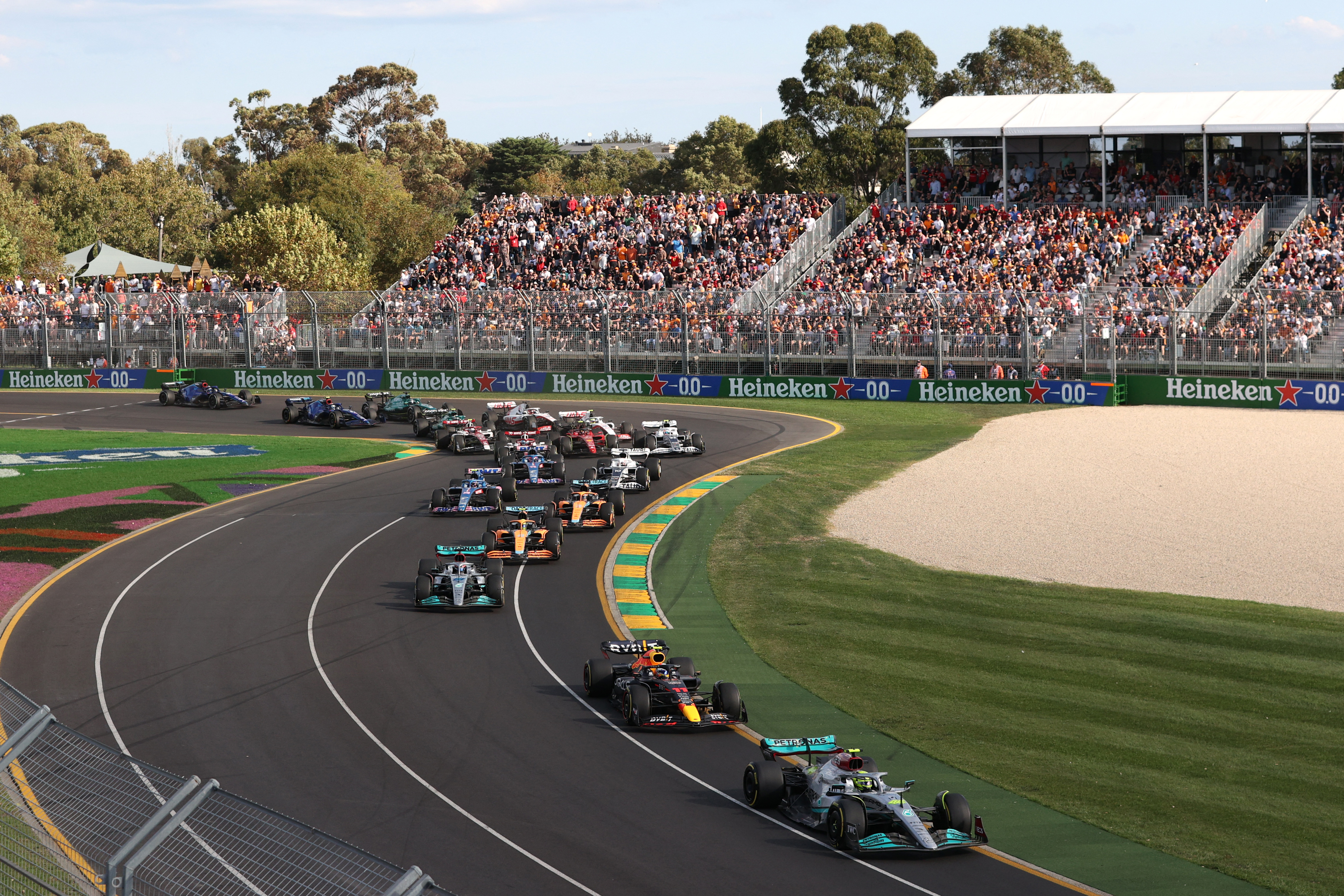 La largada en Melbourne y los autos que llegan a la primera curva (REUTERS/Loren Elliott)