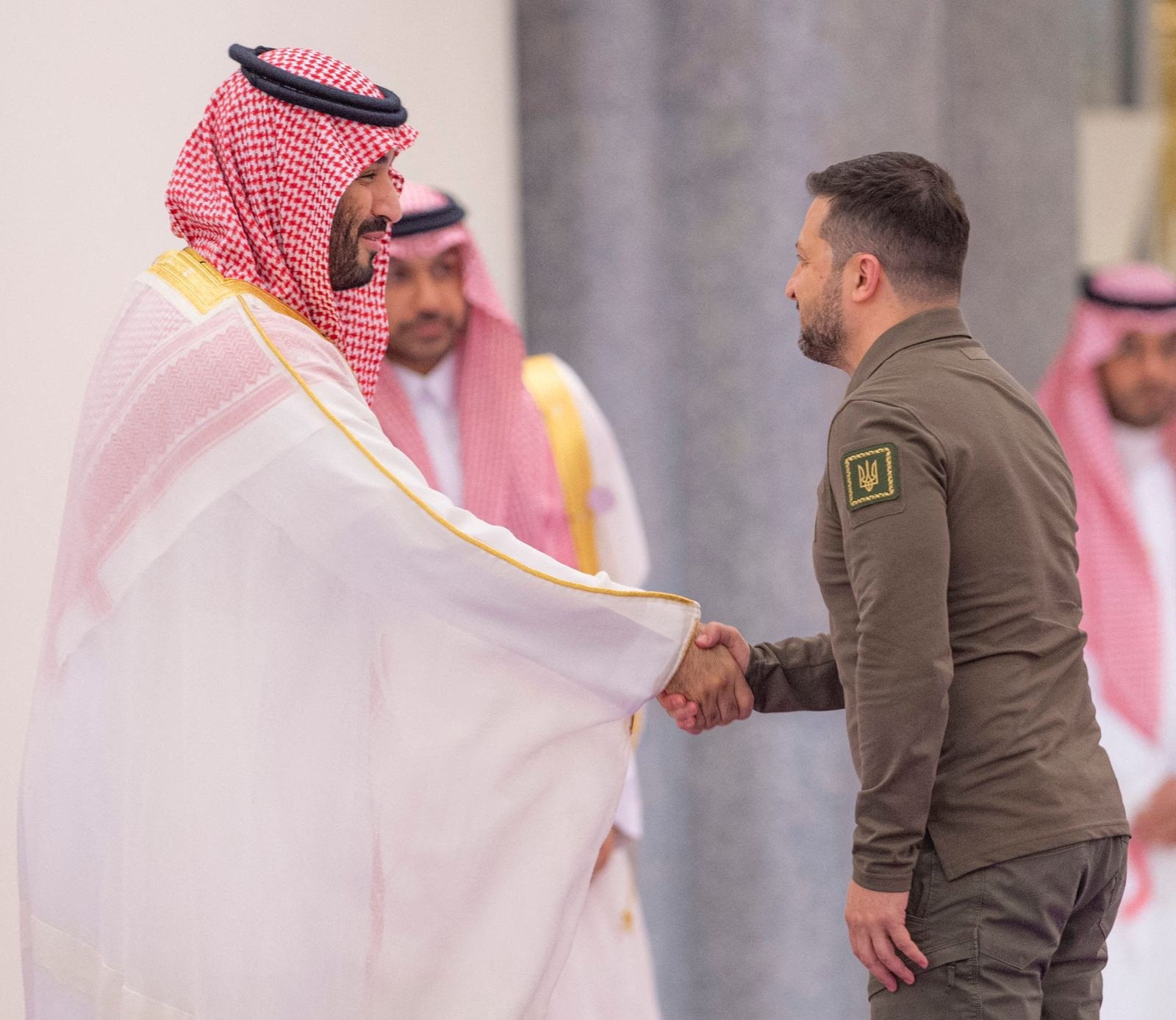 El príncipe heredero saudita, Mohammed bin Salman, recibe al presidente ucraniano Volodymyr Zelenskiy durante la cumbre  de países árabes en Jeddah. (Saudi Press Agency/via REUTERS) 