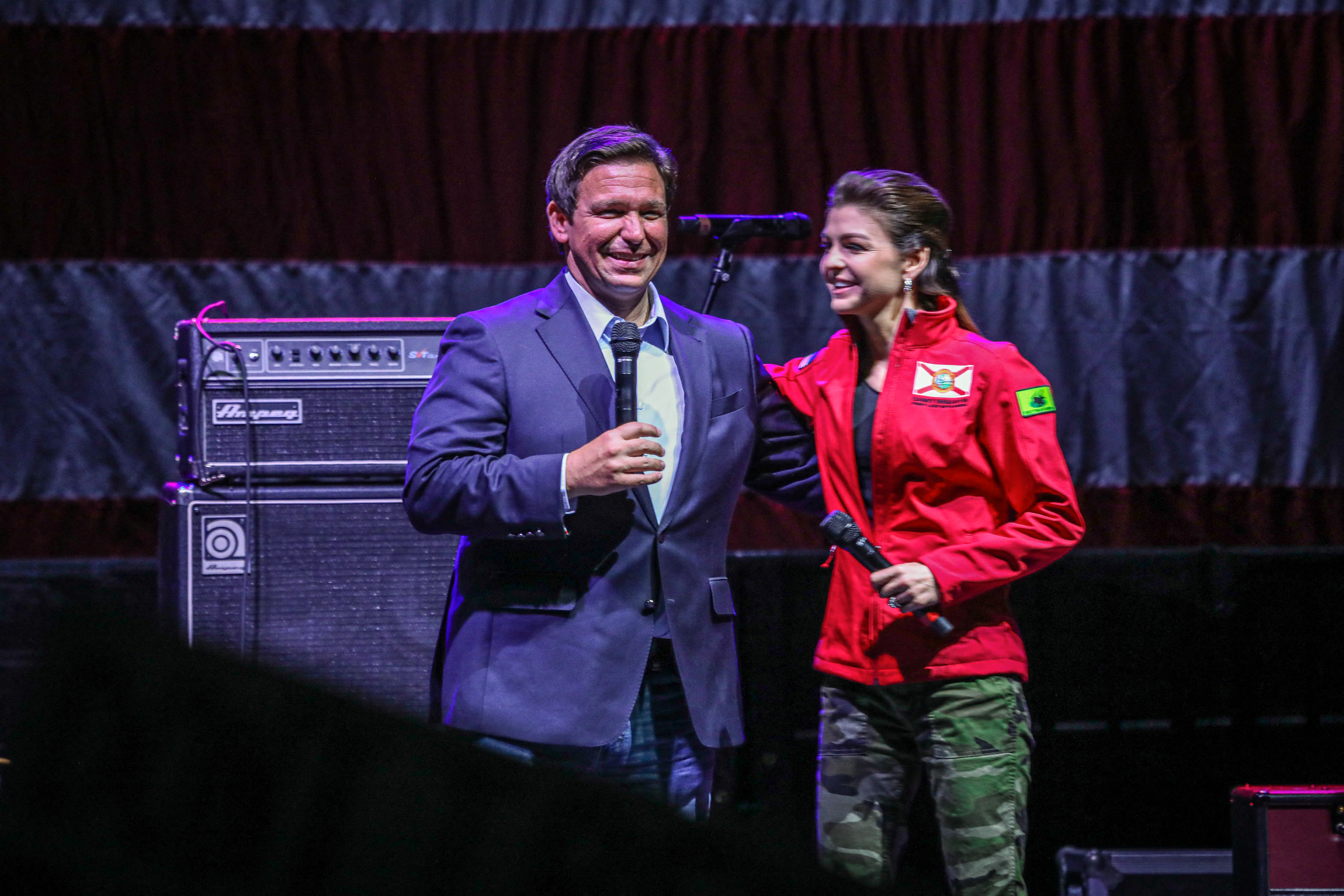 El gobernador de Florida, Ron DeSantis, y su esposa, Casey DeSantis, hablan durante un evento de campaña  (Photo by Giorgio VIERA / AFP)