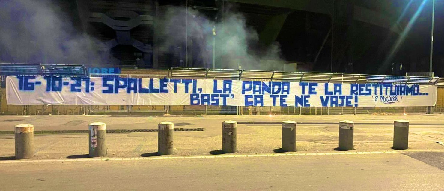 La bandera de los ultras del Napoli en la que aseguran tener el aut robado de Spalletti