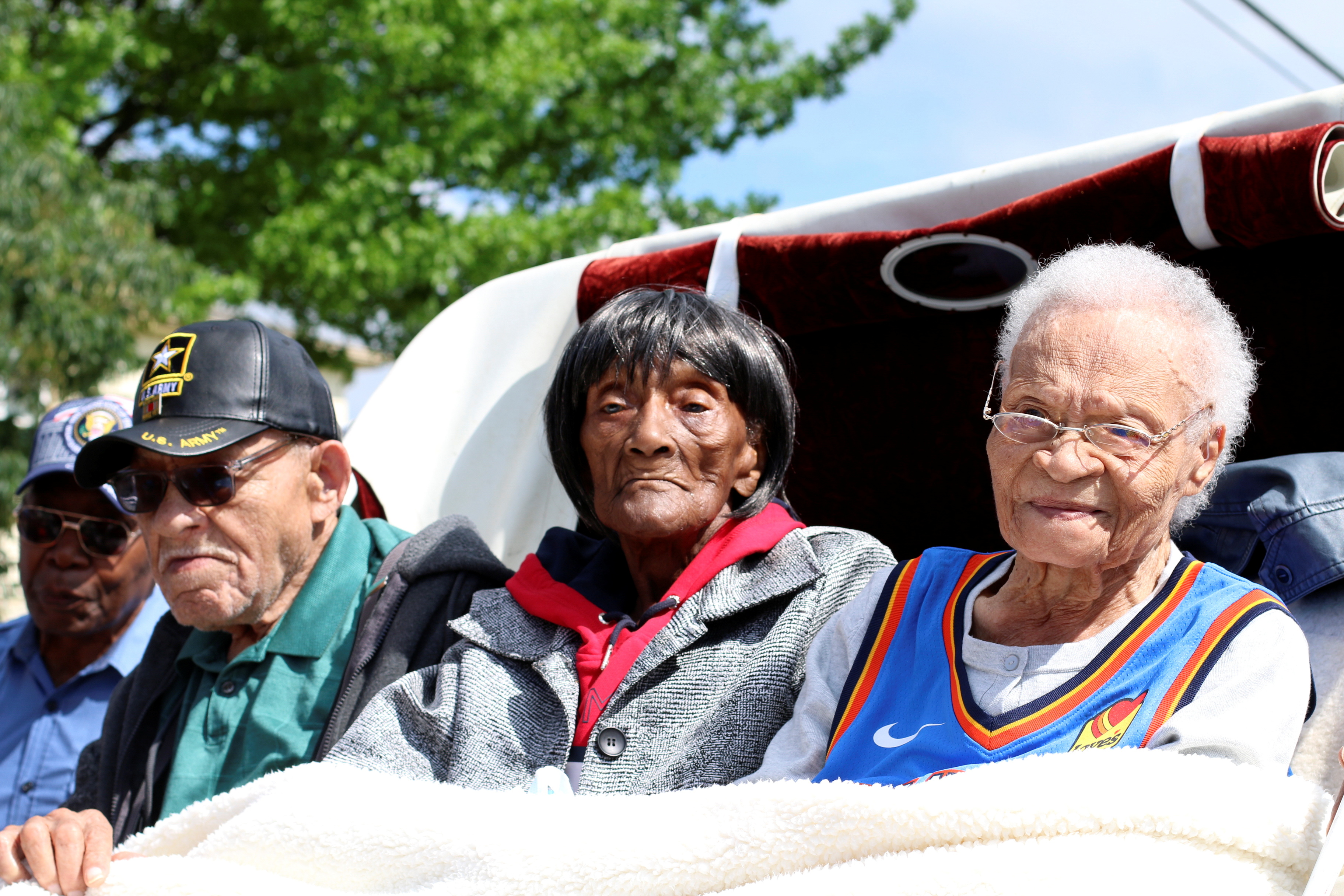 Hughes Van Ellis, de 100 años; Lessie Benningfield Randle, de 106; y Viola Fletcher, de 107, la sobreviviente de mayor edad de la masacre de Tulsa, en el Festival Black Wall Street Legacy en Tulsa, el 28 de mayo de 2021 (REUTERS/Polly Irungu)