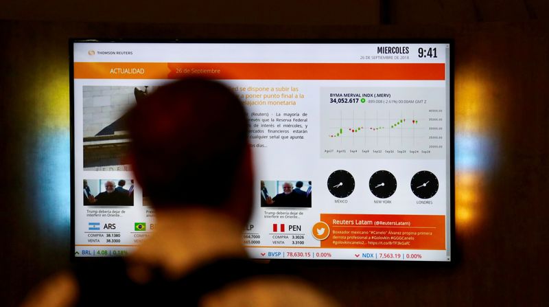 Foto de archivo: Un hombre observa una pantalla que muestra el índice S&P Merval de la Bolsa de Comercio de Buenos Aires (BCBA), Argentina REUTERS