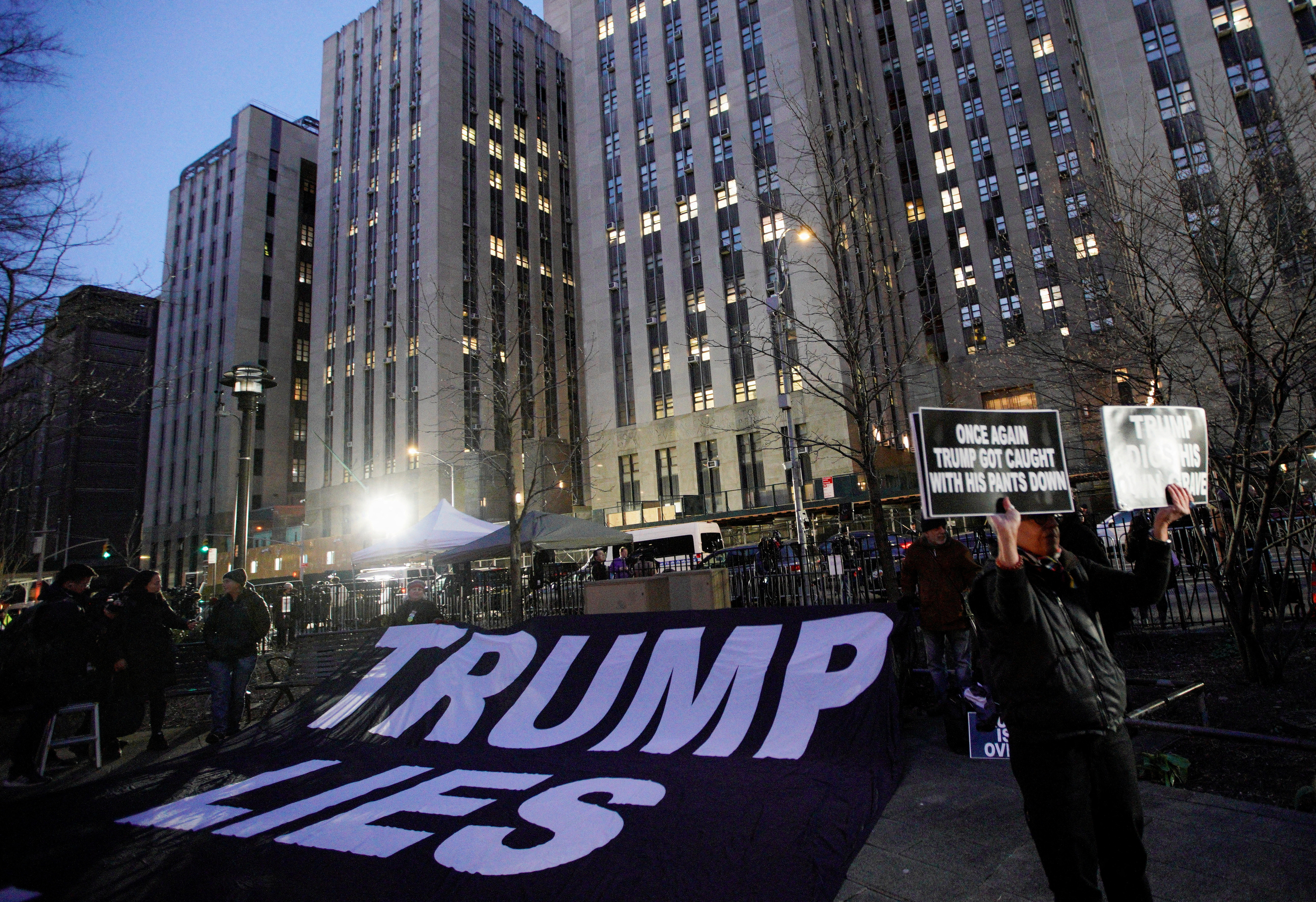Un cartel gigante se muestra fuera de la Corte Penal de Manhattan después de la acusación de Trump por un gran jurado el 30 de marzo de 2023 (REUTERS/Eduardo Munoz)