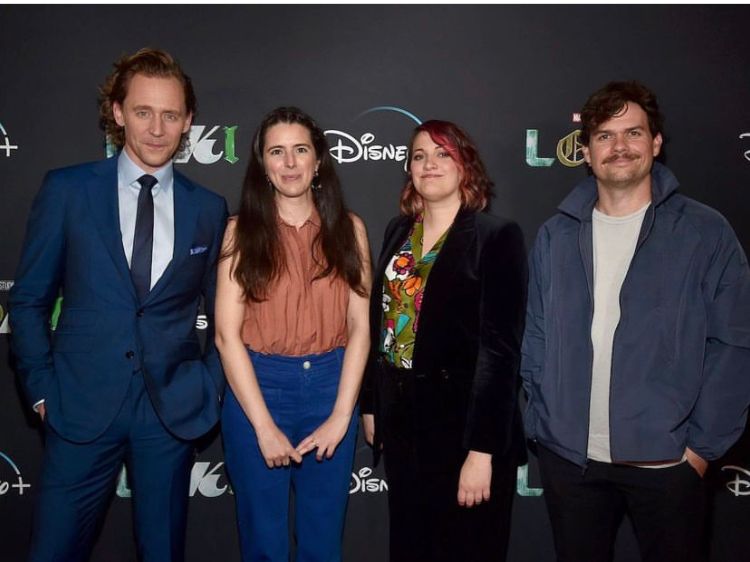 Michael Waldron (extrema derecha) posando durante la premiere de "Loki". (Instagram Michael Waldron)