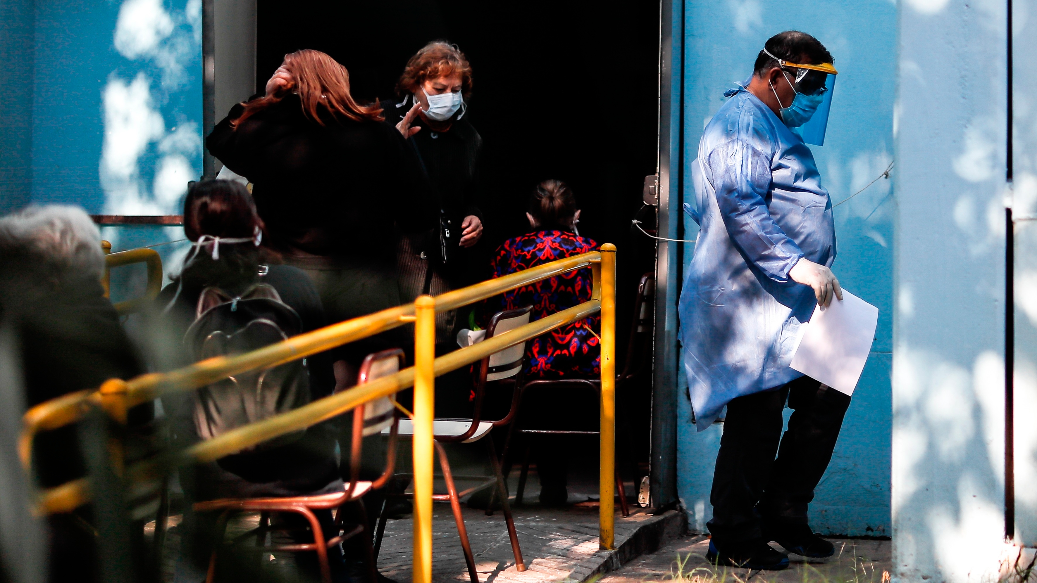 Un grupo de personas esperan para realizarse un testeo de covid-19, en el barrio de Flores en la Ciudad de Buenos Aires (Argentina). EFE/ Juan Ignacio Roncoroni/Archivo
