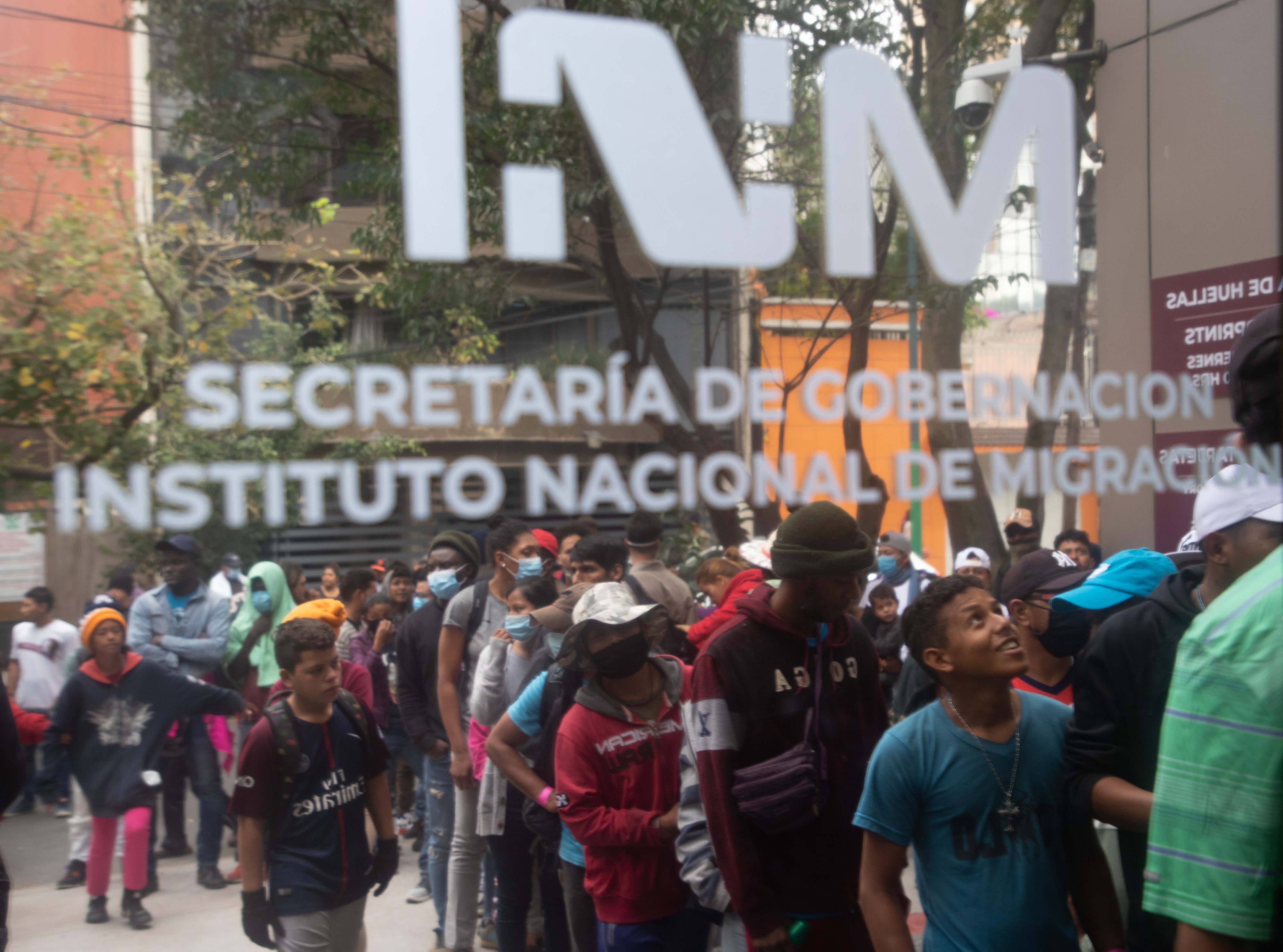 Grupos de migrantes centroamericanos se manifiestan en la sede del Instituto Nacional de Migración (INM) para regularizar su situación en el país hoy, en Ciudad de México. EFE/Madla Hartz
