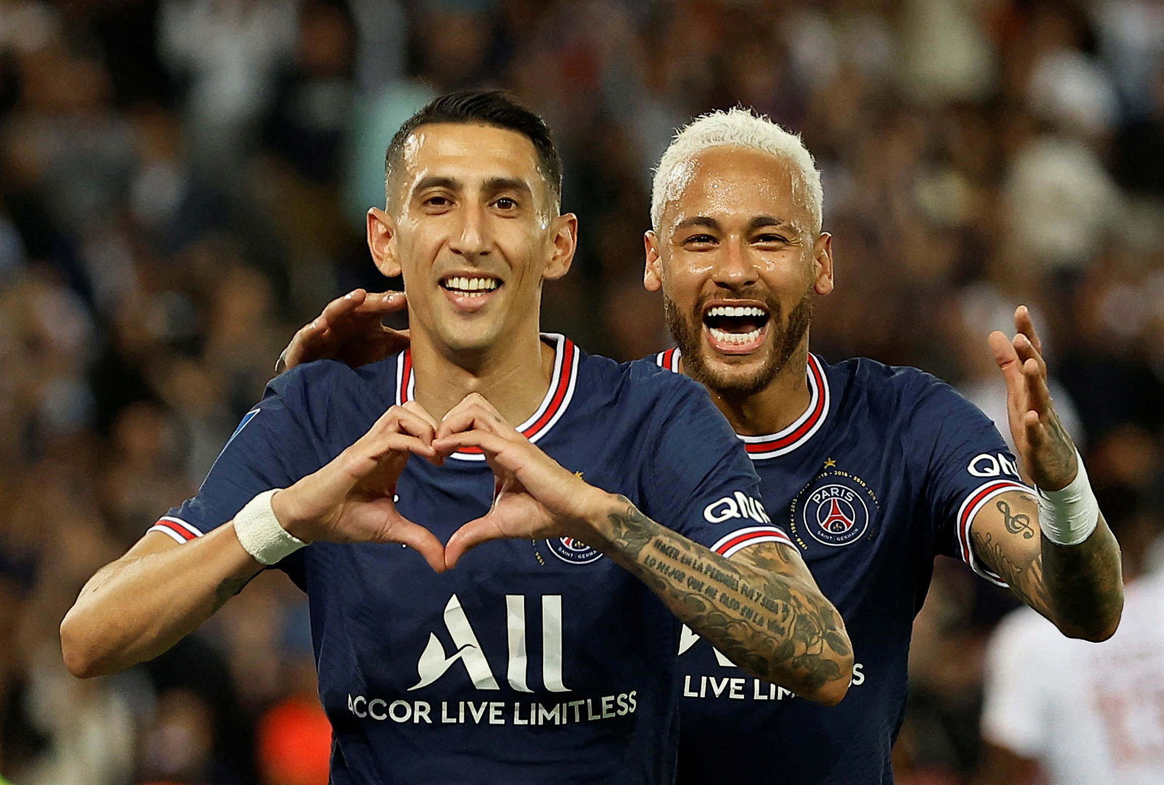 Los buenos tiempos: el argentino Angel Di Maria y Neymar festejan un gol del PSG. Ya no estarán más en el equipo francés