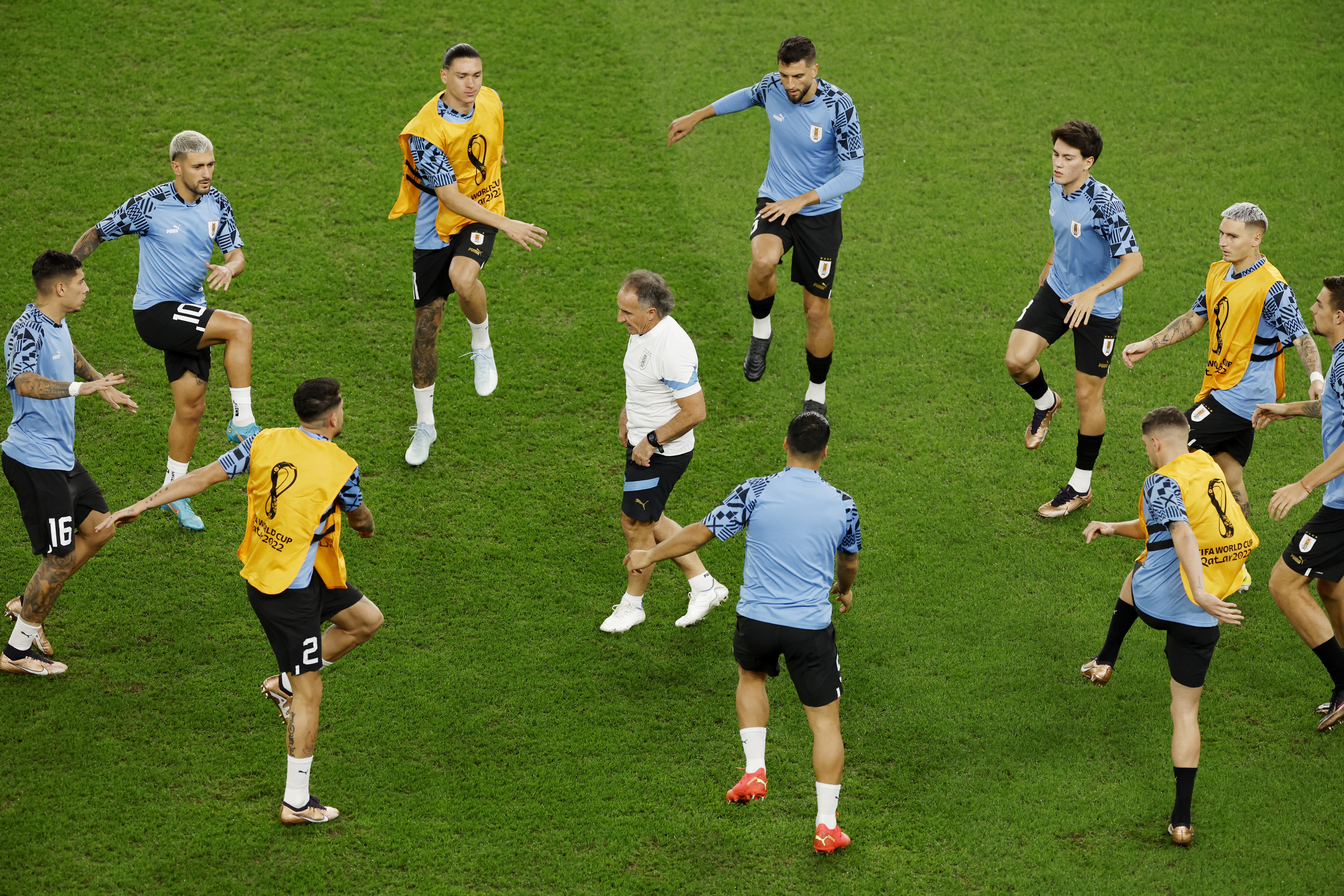 Los jugadores de Uruguay se mueven al ritmo de las indicaciones del Profe Ortega en el césped del Al Janoub Stadium (REUTERS/Albert Gea)