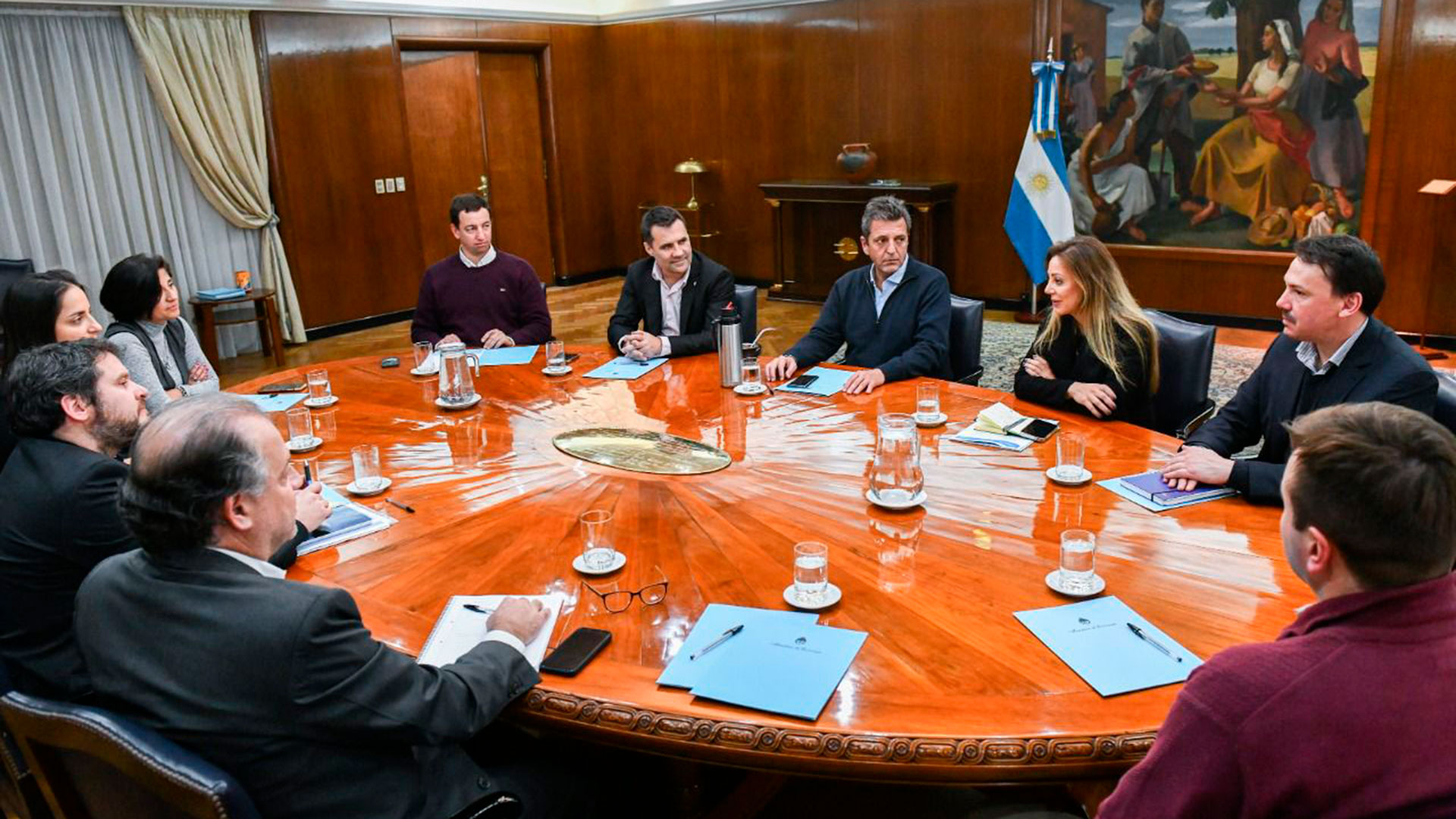 Sergio Massa junto a la secretaria de Energía Flavia Royón y otros funcionarios del área