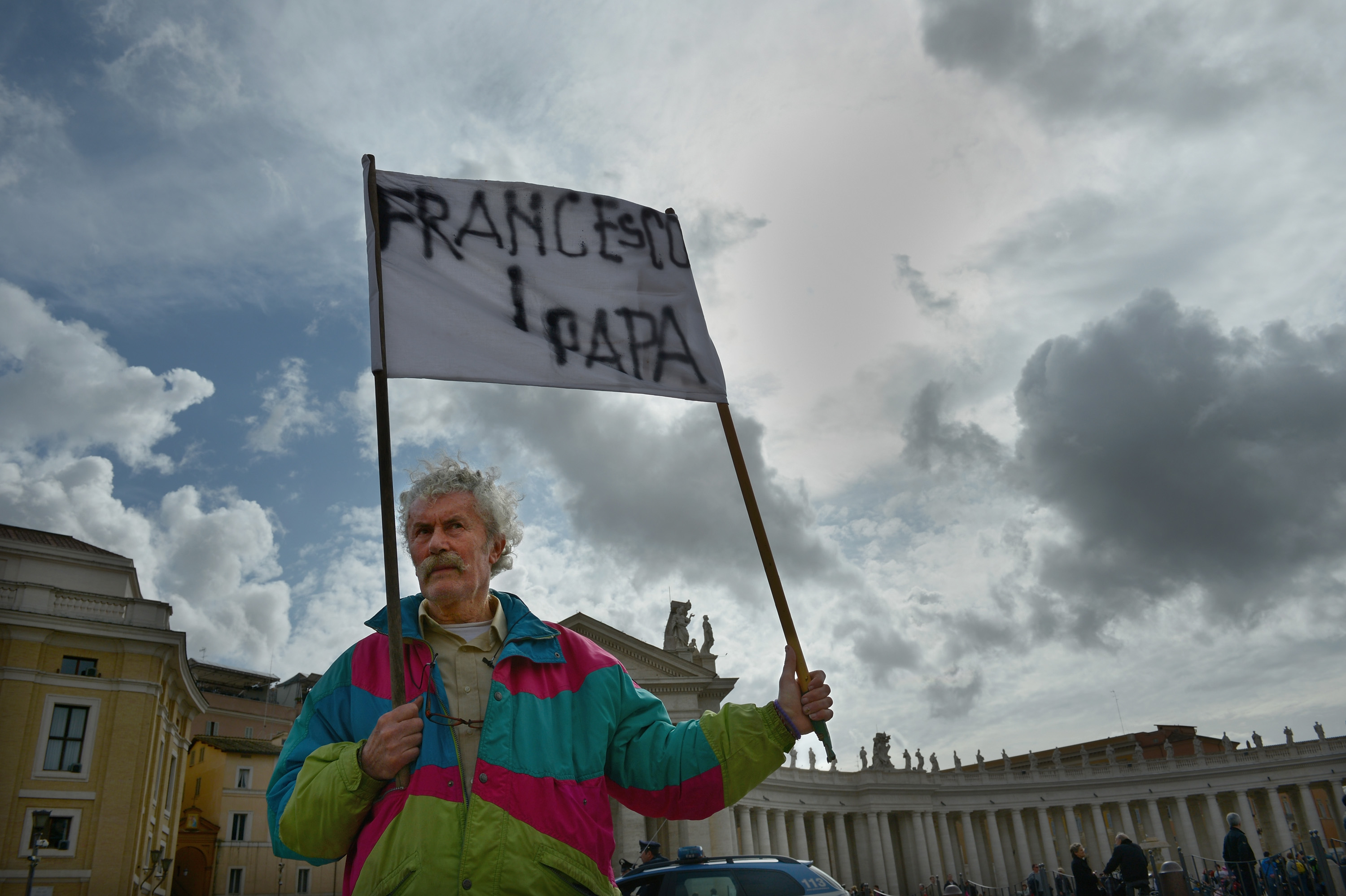 Cuando concluyó la bendición "urbi et orbi", Francisco se quitó la estola, escuchó los himnos del Vaticano y de Italia y volvió a dirigirse a la multitud: "Recen por mí. Nos vemos pronto. Mañana quiero ir a rezar a la Virgen. Buenas noches y descansad bien". Después se retiró del balcón de la basílica de San Pedro (Jeff J Mitchell/Getty Images)