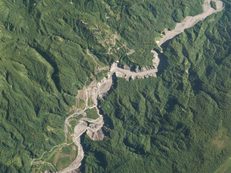 La presa Coca Codo Sinclair de Ecuador es sólo un ejemplo de una serie de proyectos de infraestructura chinos fallidos, problemáticos o estancados en toda la región. (Foto: Planet Labs/Distribuida vía)