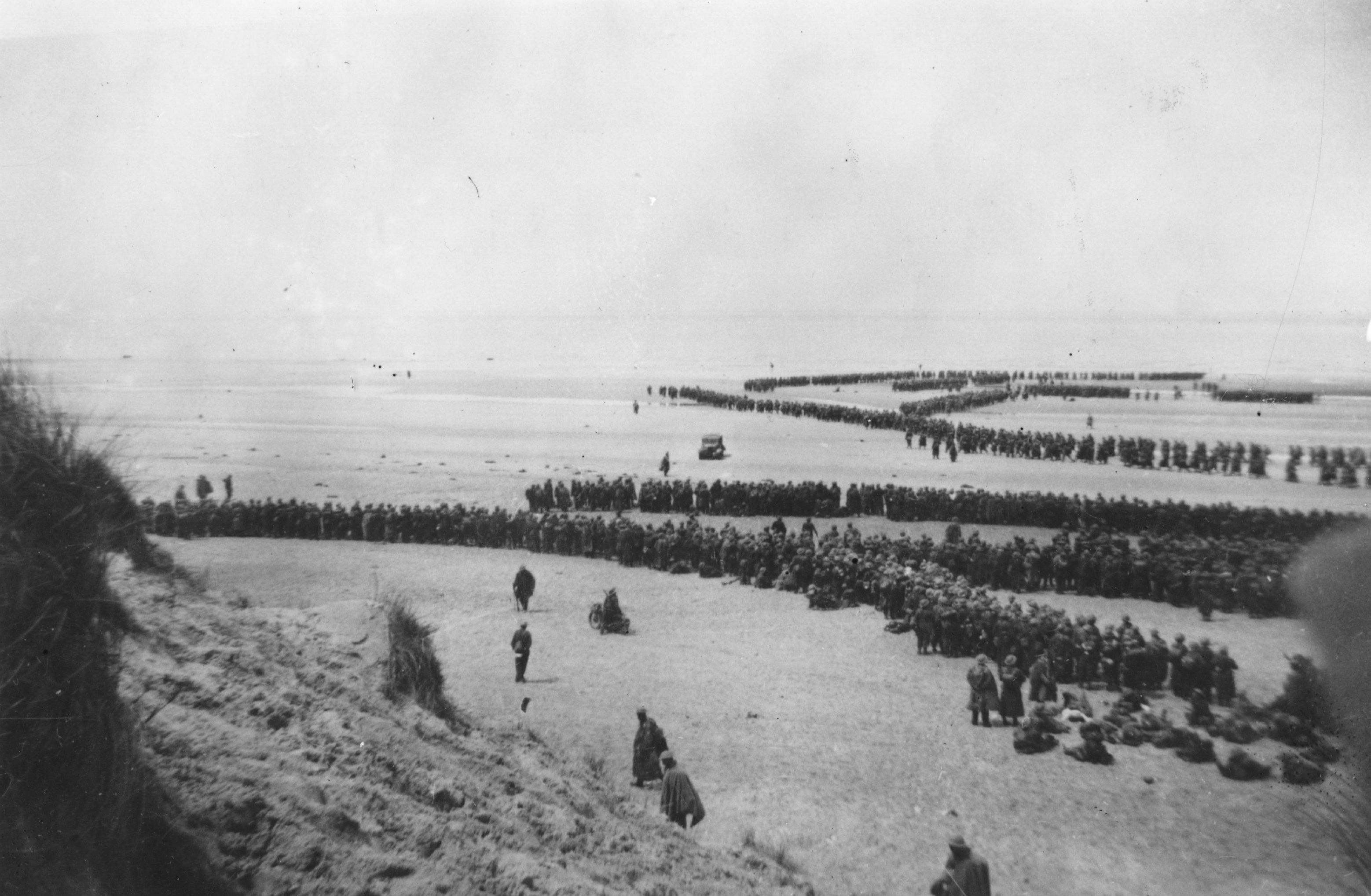 El “milagro” de Dunkerque: la caótica retirada de 338.226 soldados encerrados por los nazis y el enigma de la orden que Hitler no dio