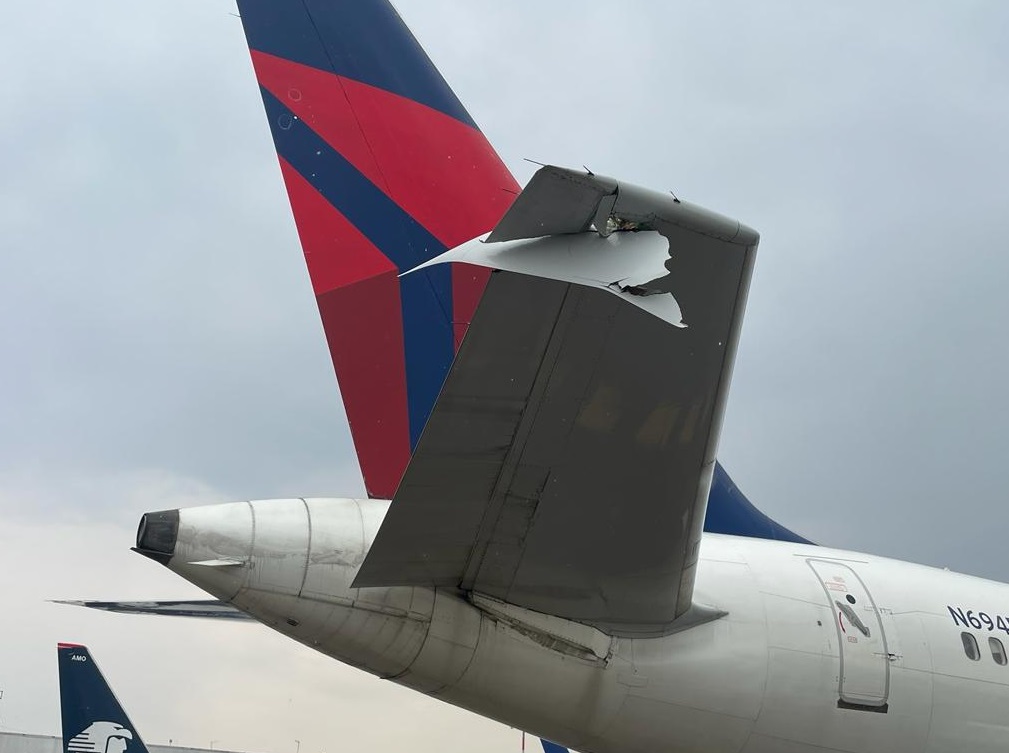 There was a crash on the ground between two planes at the AICM (Twitter/ @America_Vuela)