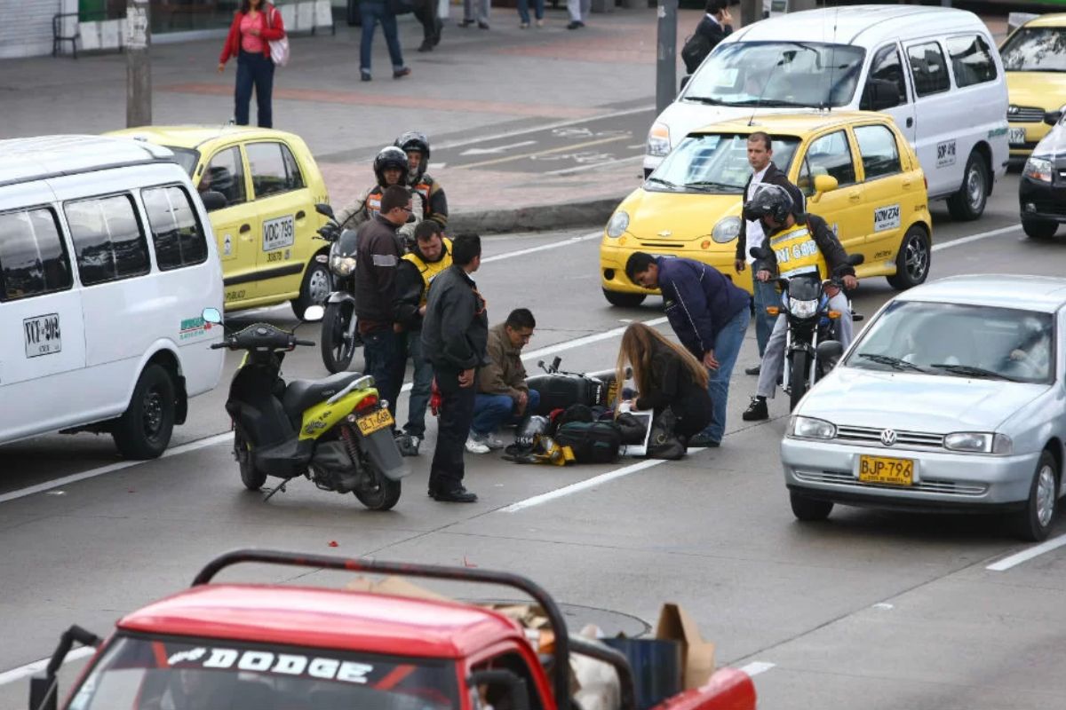 Tremenda congestión en la salida de Bogotá por la calle 13: un ciclista murió atropellado