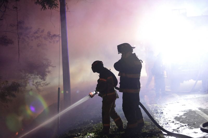 Bomberos combaten un incendio en la localidad de Santa Juana, cerca de la ciudad sureña de Concepción, Chile, el 8 de febrero de 2023 REUTERS/Juan Gonzalez