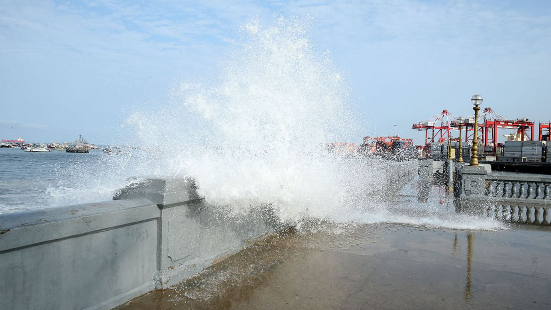 Alerta en la costa: Fuertes oleajes continúan azotando las playas y poniendo en riesgo negocios y embarcaciones