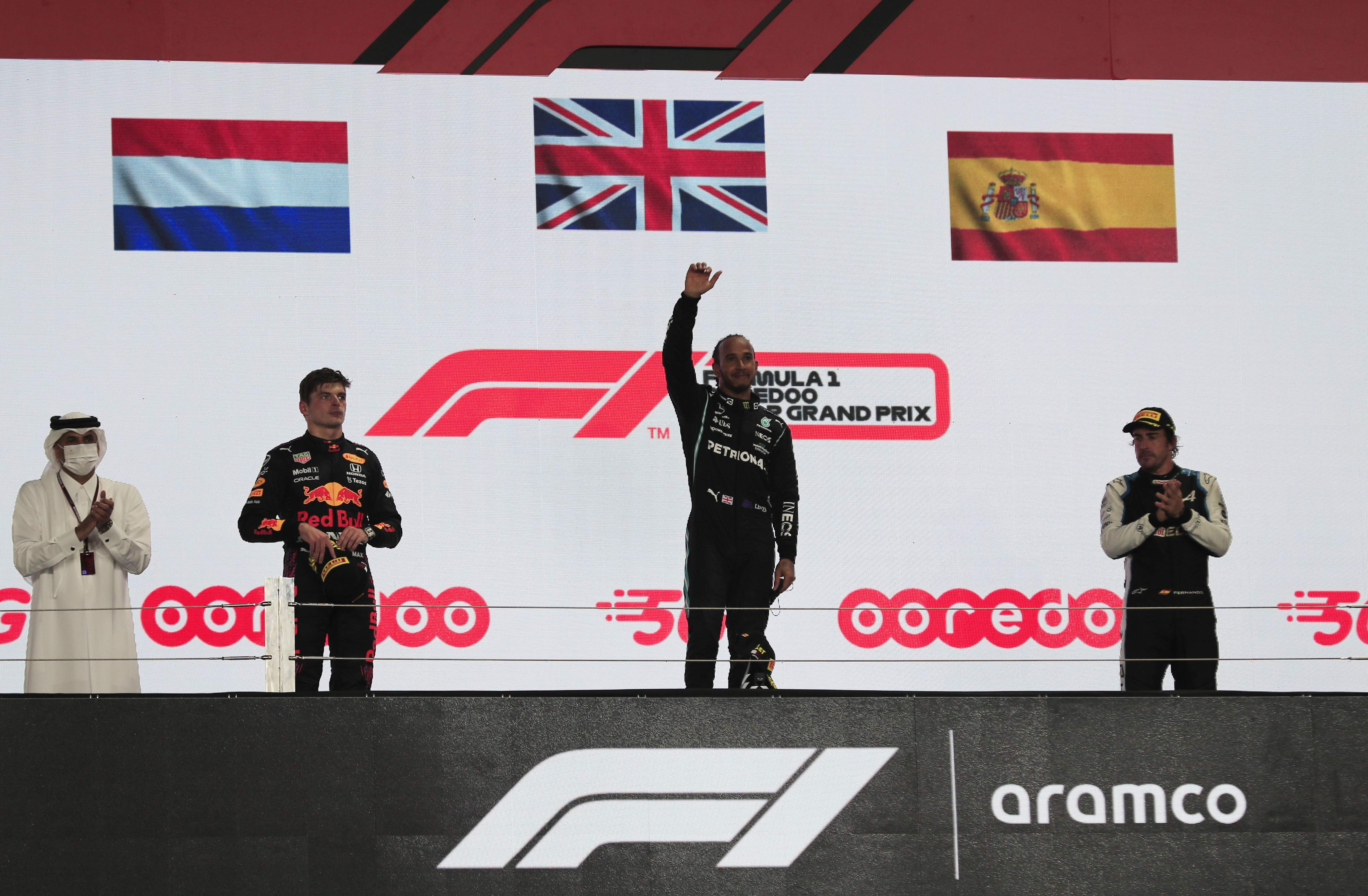 El podio qatarí con Max Verstappen, Lewis Hamilton y Fernando Alonso (REUTERS/Thaier Al-Sudani)
