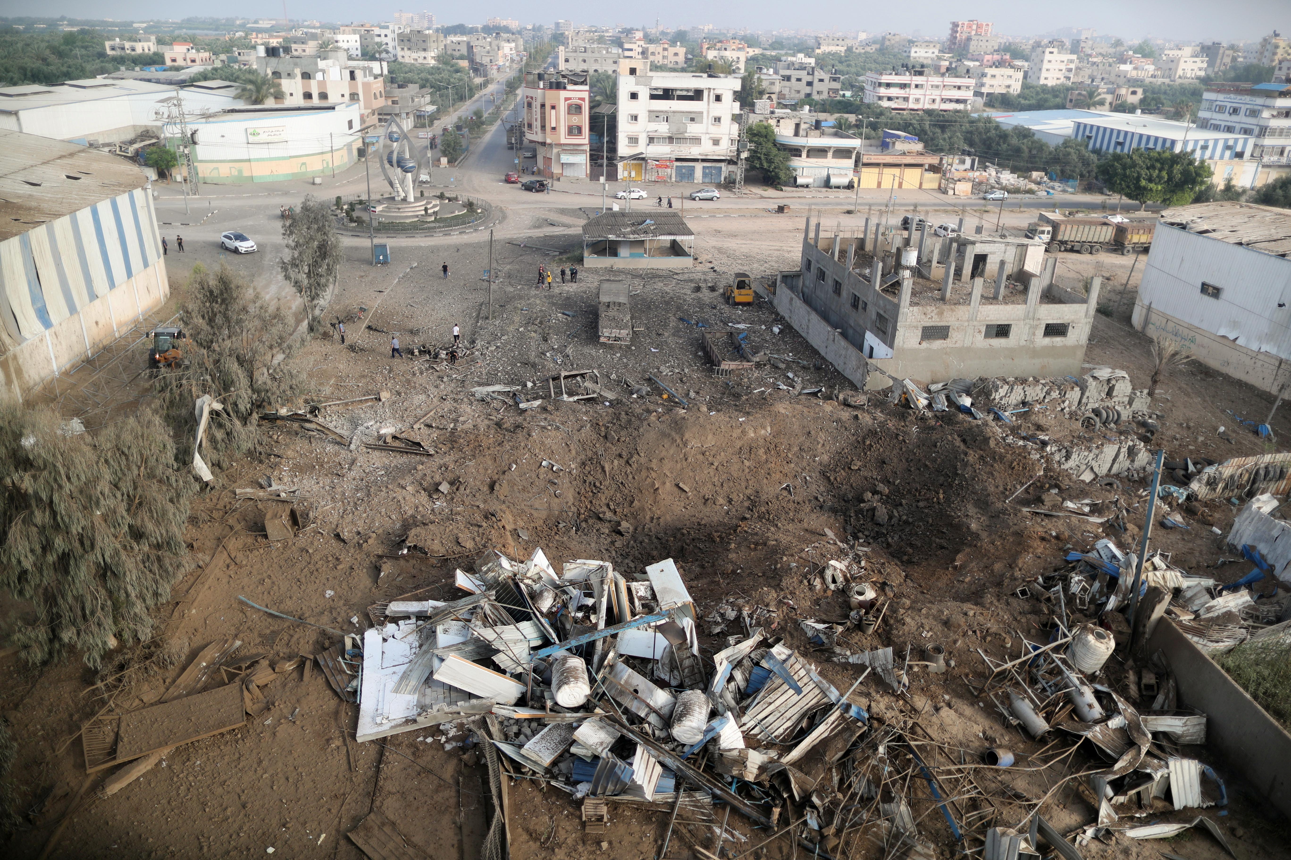 El lugar golpeado por un bombardeo en Gaza (REUTERS/Suhaib Salem)