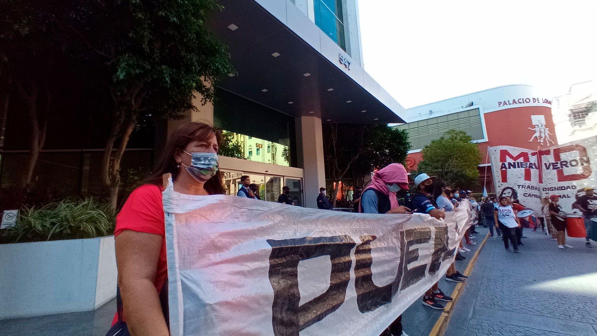 Organizaciones Sociales Acampan Frente A La Sede Porteña Del Banco