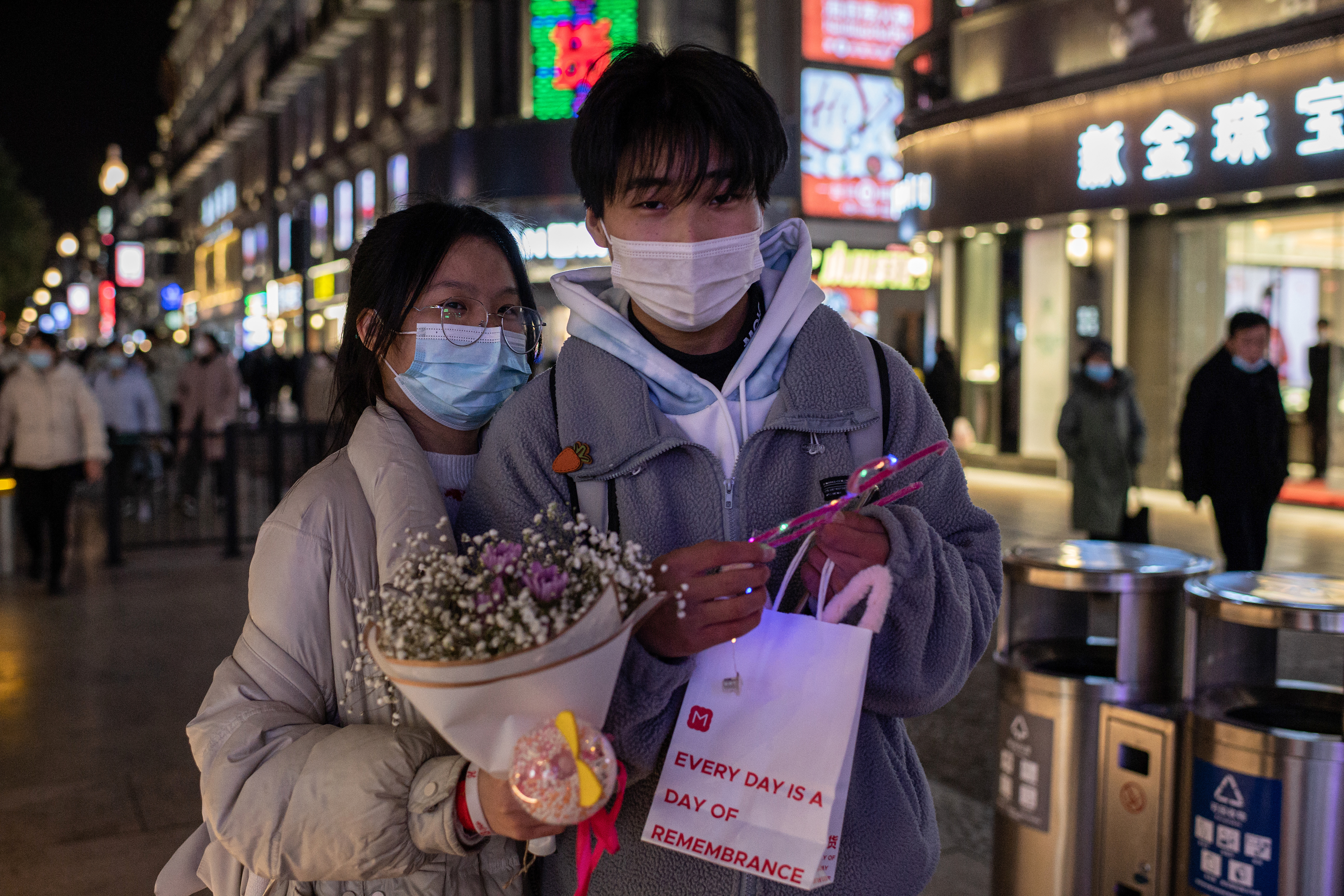 Una pareja pasea por el centro de Wuhan (AFP)