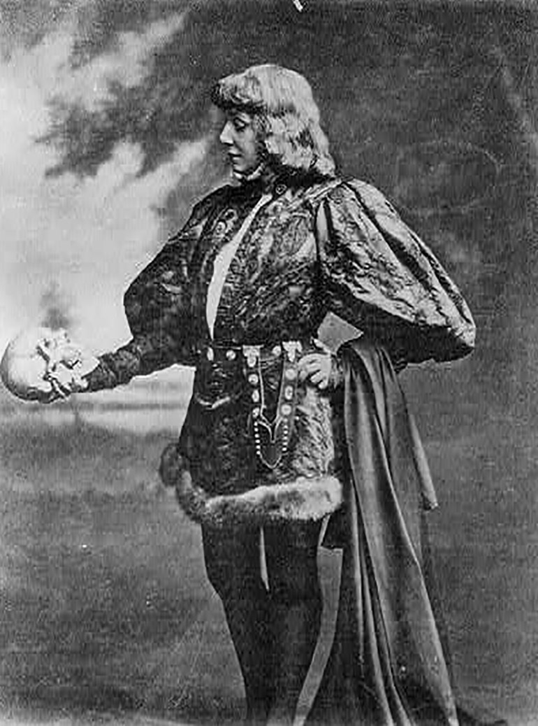 Sarah Bernhardt como Hamlet en 1899. Wikimedia Commons