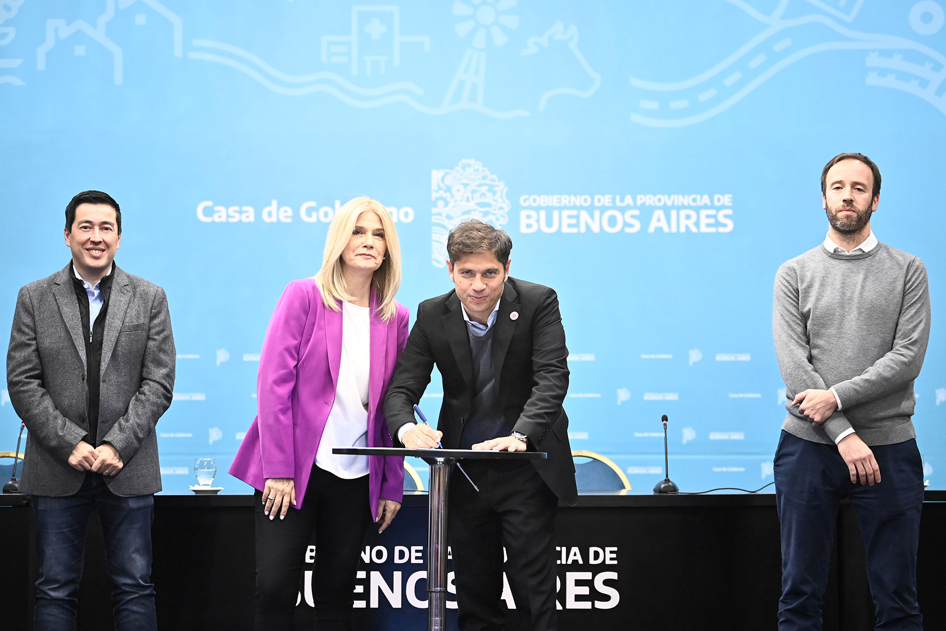 El gobernador bonaerense, Axel Kicillof junto a la vicegobernadora Verónica Magario y los ministros Leo Nardini (Infraestructura) y Pablo López (Hacienda y Finanzas) 