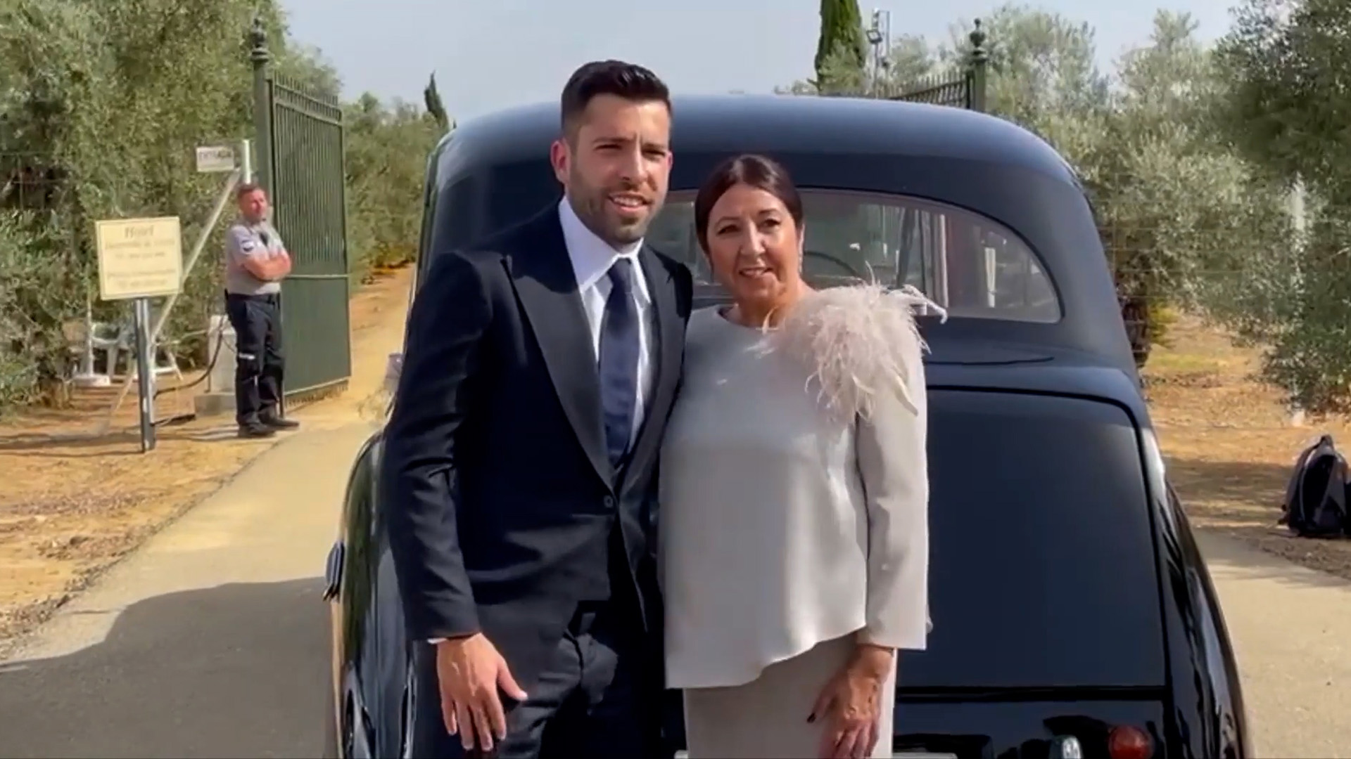 Jordi Alba junto a su madre antes de la ceremonia de su casamiento
