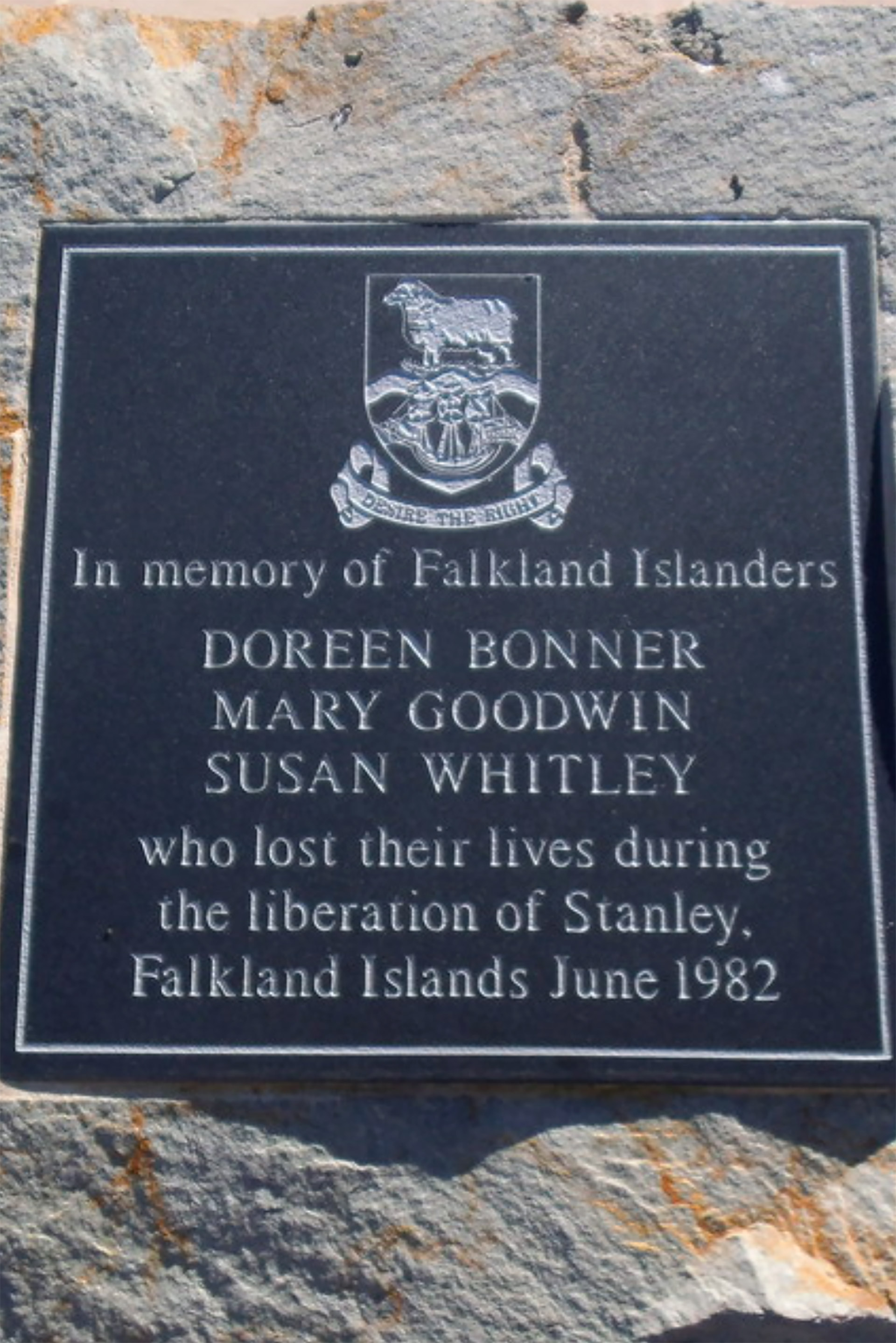El memorial para Susan Whitley, Doreen Bonner y Mary Goodwin. Las tres murieron durante un bombardeo por el propio fuego amigo británico. Se habían refugiado en una casa durante un ataque a Stanley