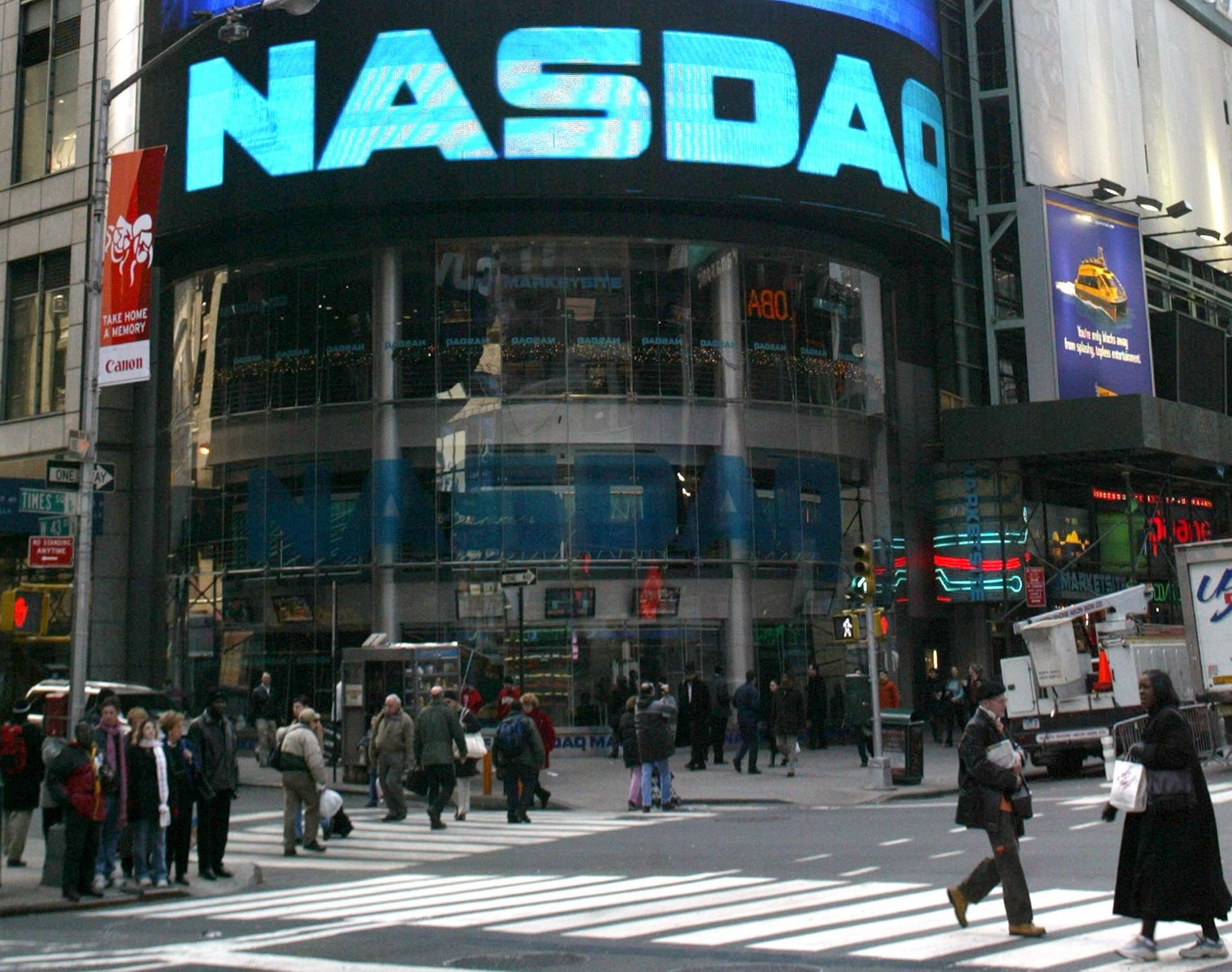 El Nasdaq es el indicador que sufre el mayor golpe (EPA/JASON SZENES/Archivo)