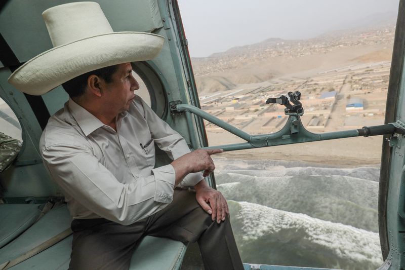 El presidente de Perú, Pedro Castillo, sobrevuela las zonas afectadas por un derrame de petróleo