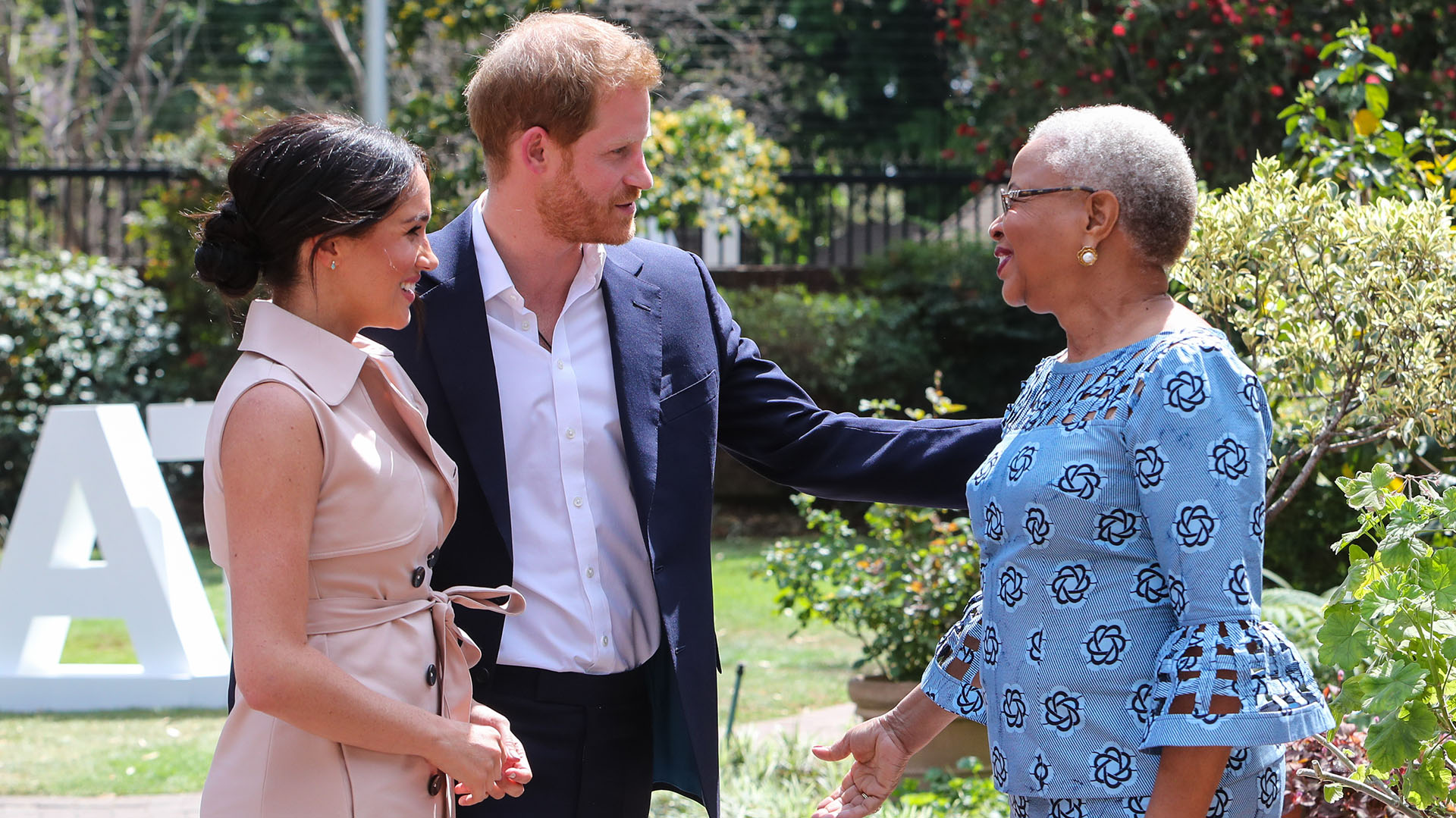 Graca Machel, la viuda del difunto Nelson Mandela, Harry y su esposa Meghan, duque y duquesa de Sussex, en Johannesburgo, Sudáfrica, el 2 de octubre de 2019 (Samir Hussein/WireImage)