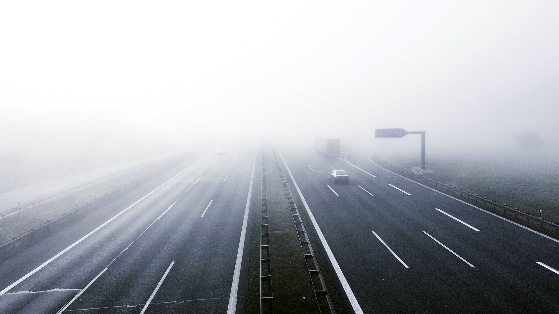 El grave error de conducir con niebla y circular con las balizas encendidas