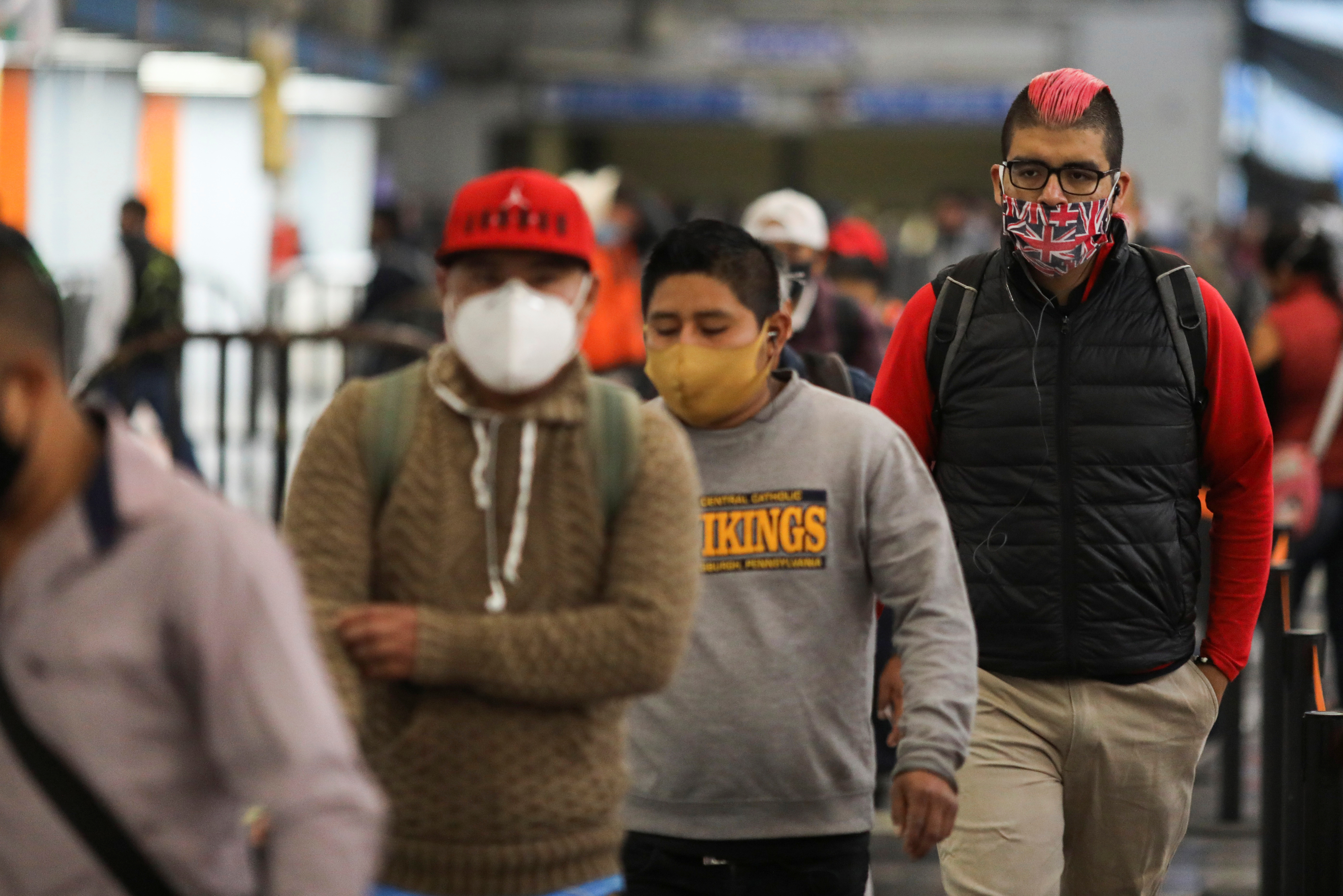 Las personas con máscaras protectoras caminan dentro de una estación de metro después de que el gobierno de la ciudad levantó las restricciones sobre el tráfico de automóviles y el transporte público junto con las obras de la fábrica, para reanudar bajo estrictas protecciones sanitarias. Junio 15, 2020. Foto: Reuters.
