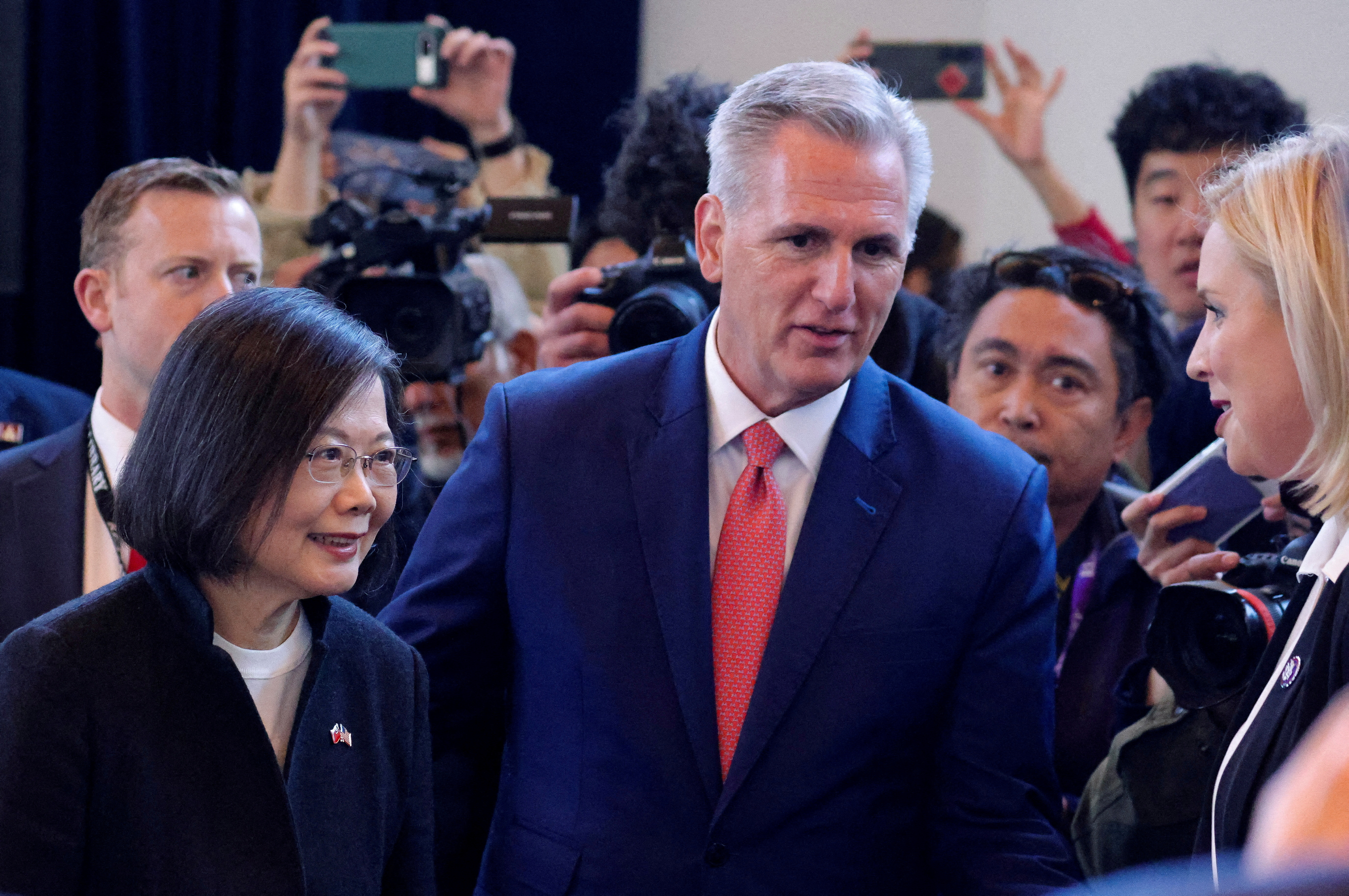 La presidenta de Taiwán Tsai Ing-wen junto a Kevin McCarthy (REUTERS/David Swanson/File Photo)