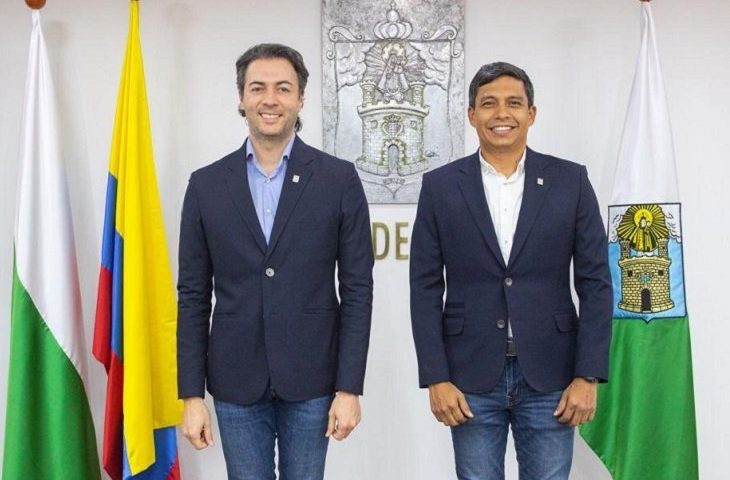 El alcalde de Medellín, Daniel Quintero, junto a Deninson Mendoza, director de Telemedellín.