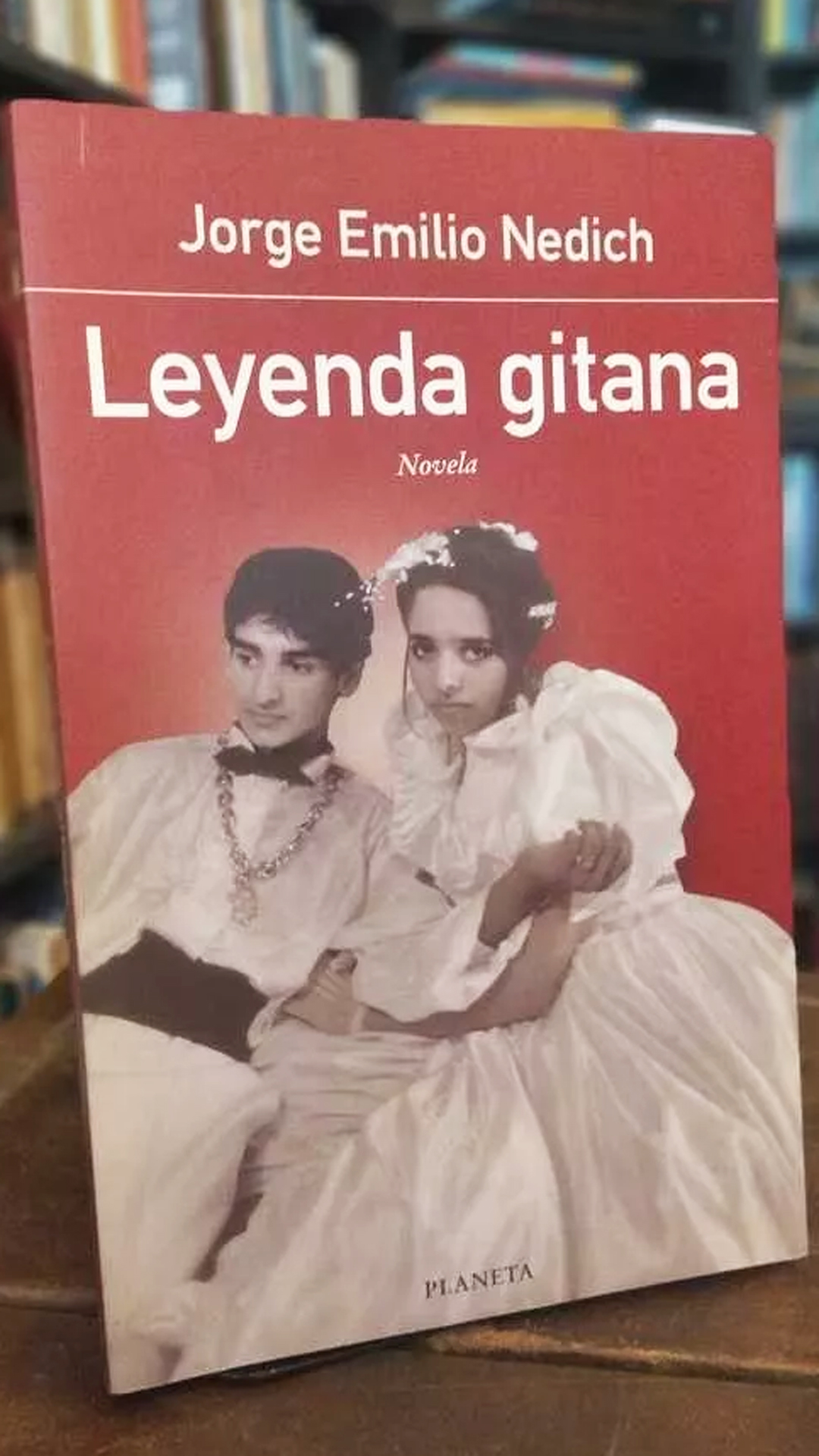 La portada de su libro "Leyenda gitana", donde aborda varios de los estigmas y la discriminación que ha padecido la comunidad