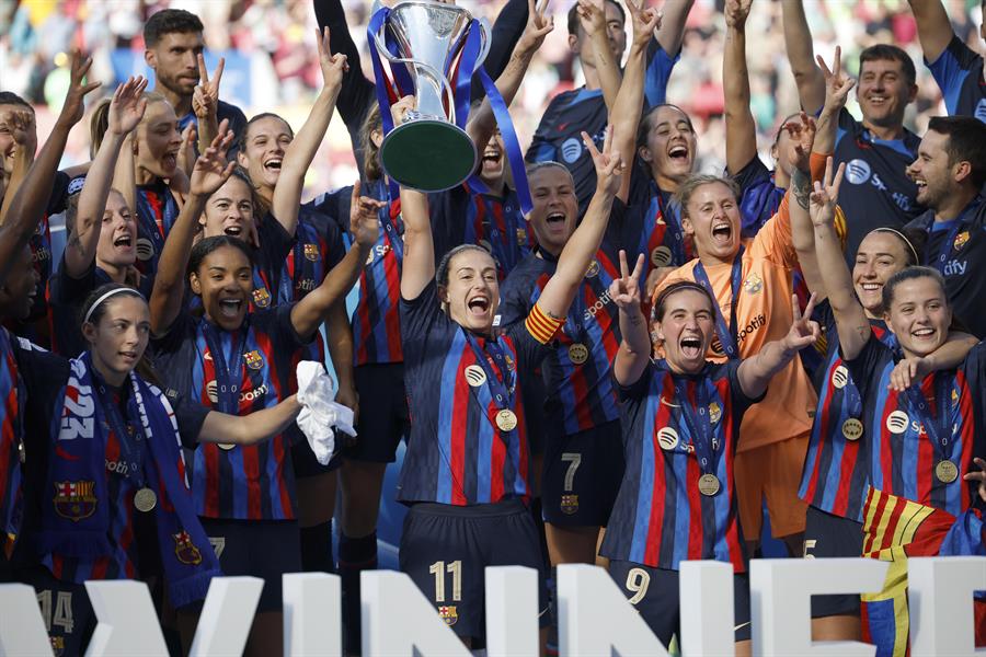 Las jugadoras del Barça femenino levantan el trofeo de la Champions femenina (EFE).