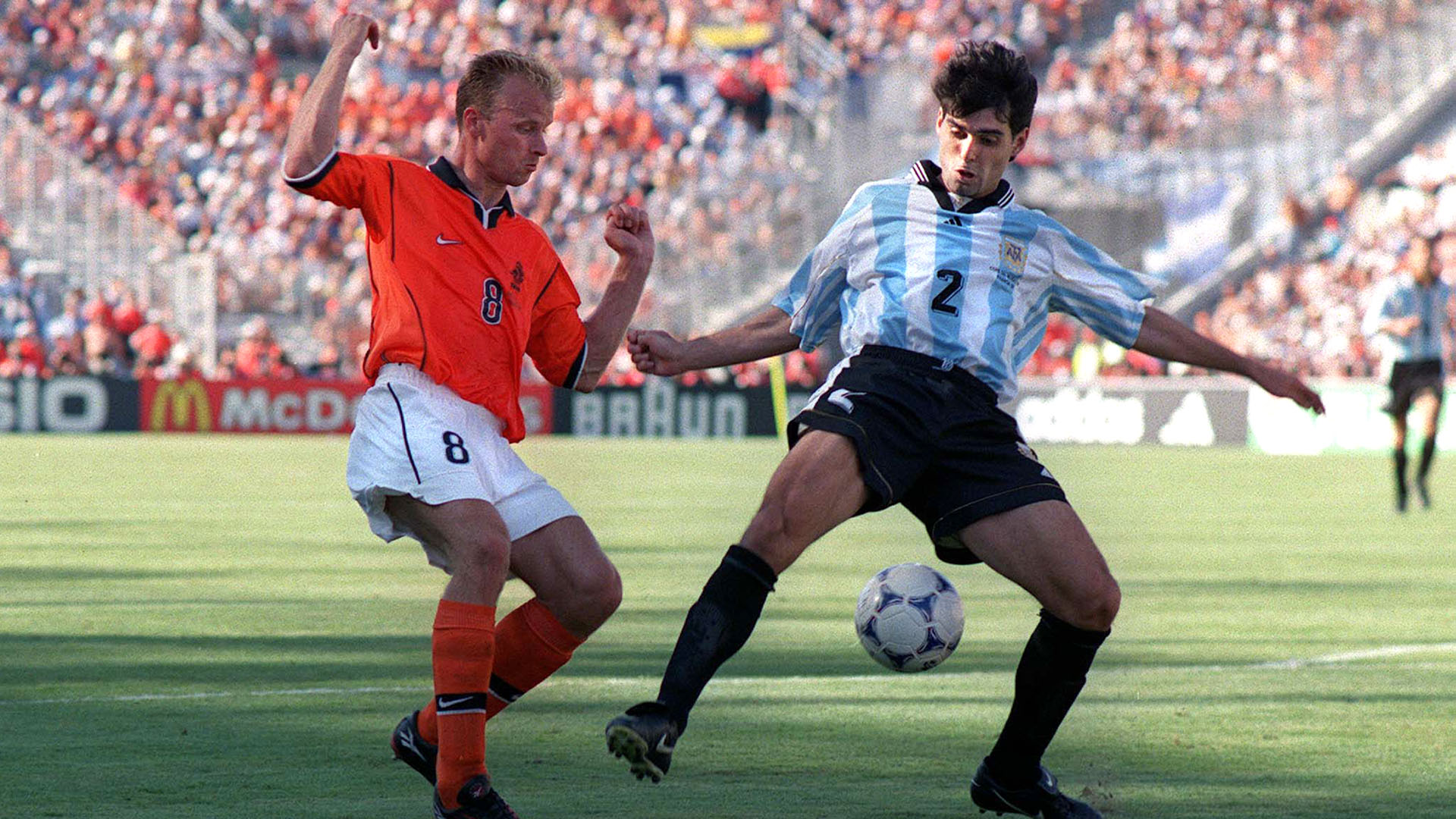 
Dennis Bergkamp frente a Roberto Ayala en 1998