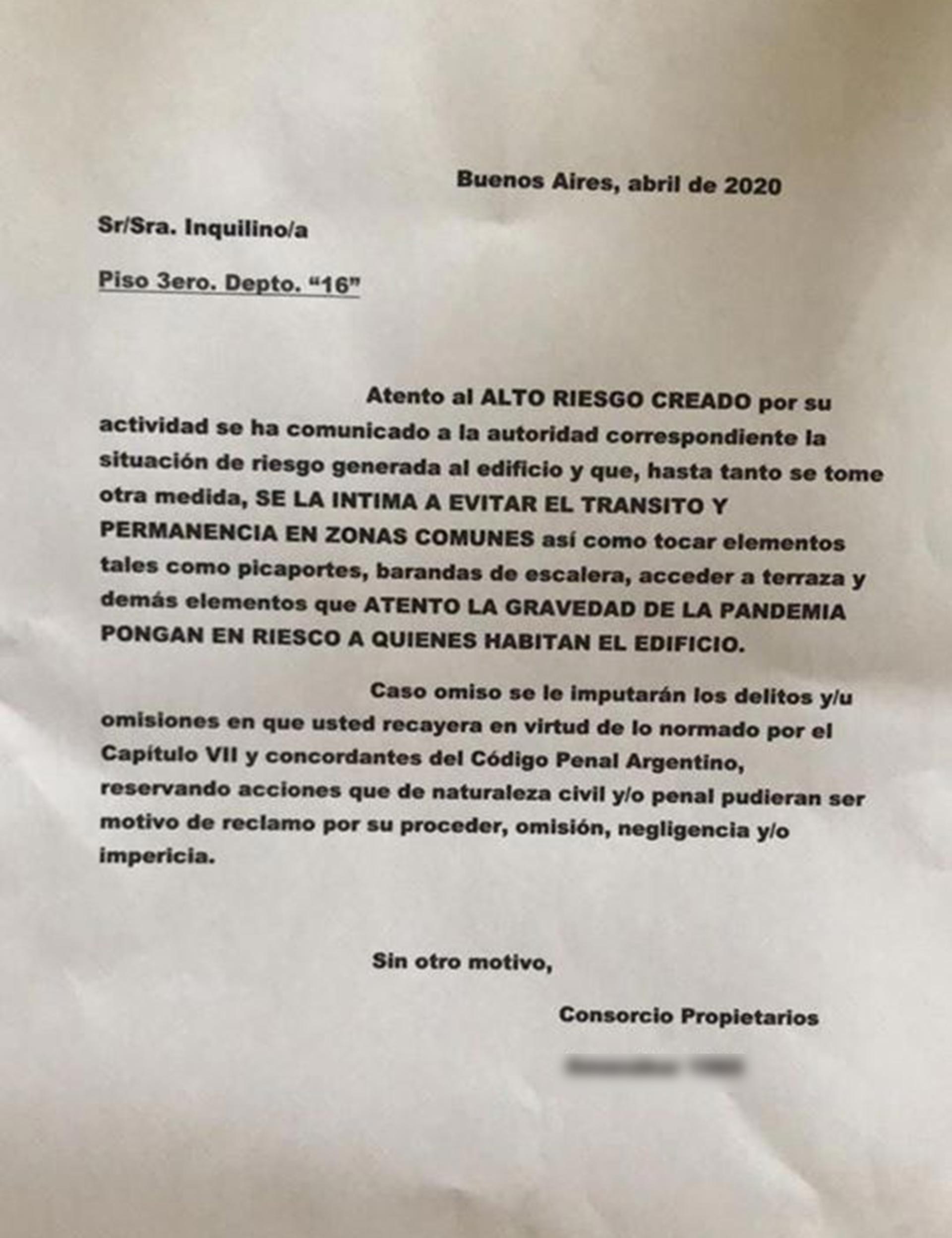 La carta recibida por la médica por debajo de la puerta de su departamento en la calle Amenábar, un día después de haberse mudado los primeros días de abril de 2020
