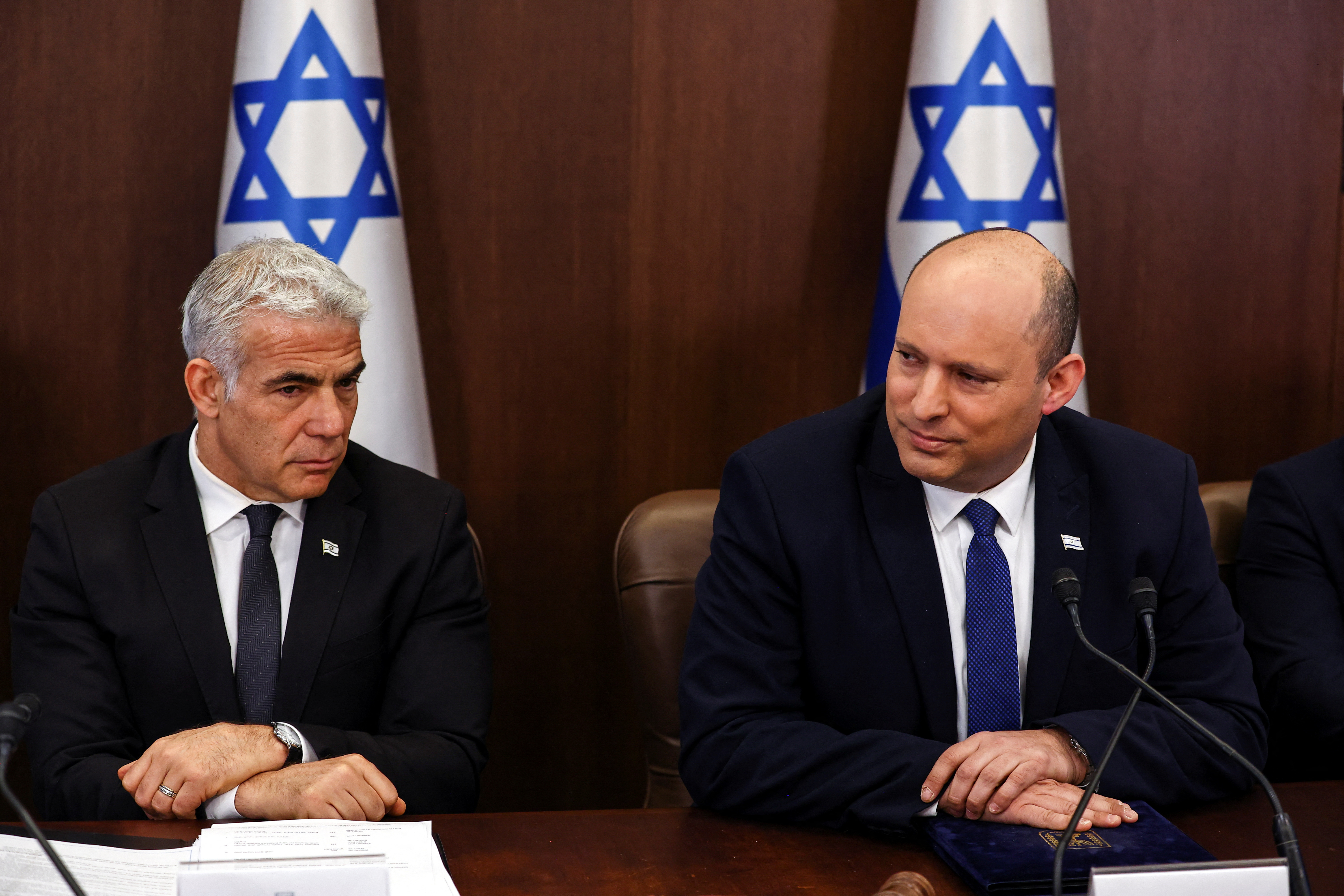 El primer ministro israelí, Naftali Bennett, y el ministro de Exteriores israelí, Yair Lapid, asisten a una reunión del gabinete en la oficina del primer ministro en Jerusalén el 26 de junio de 2022 REUTERS/Ronen Zvulun/Pool