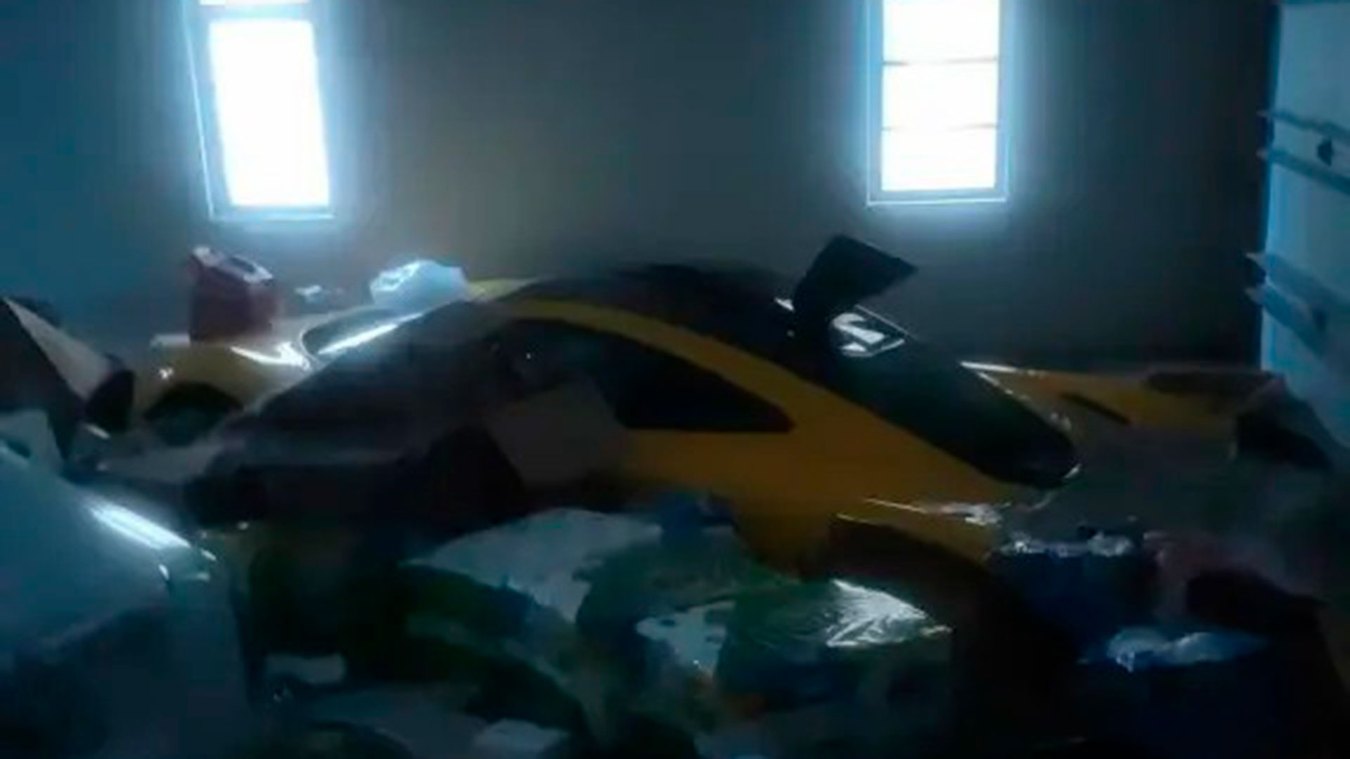 Así se veía el garage con el McLaren P1 en plena inundación