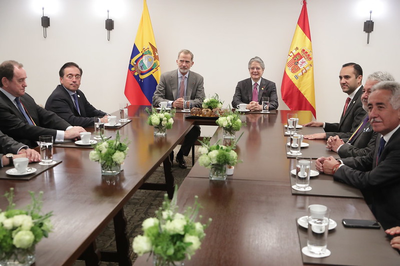 El presidente del Ecuador, Sr. Guillermo Lasso Mendoza mantuvo en una reunión de trabajo con el Rey de España Felipe VI en el marco de cambio de mando presidencial de Colombia. (Foto: Presidencia de Ecuador).