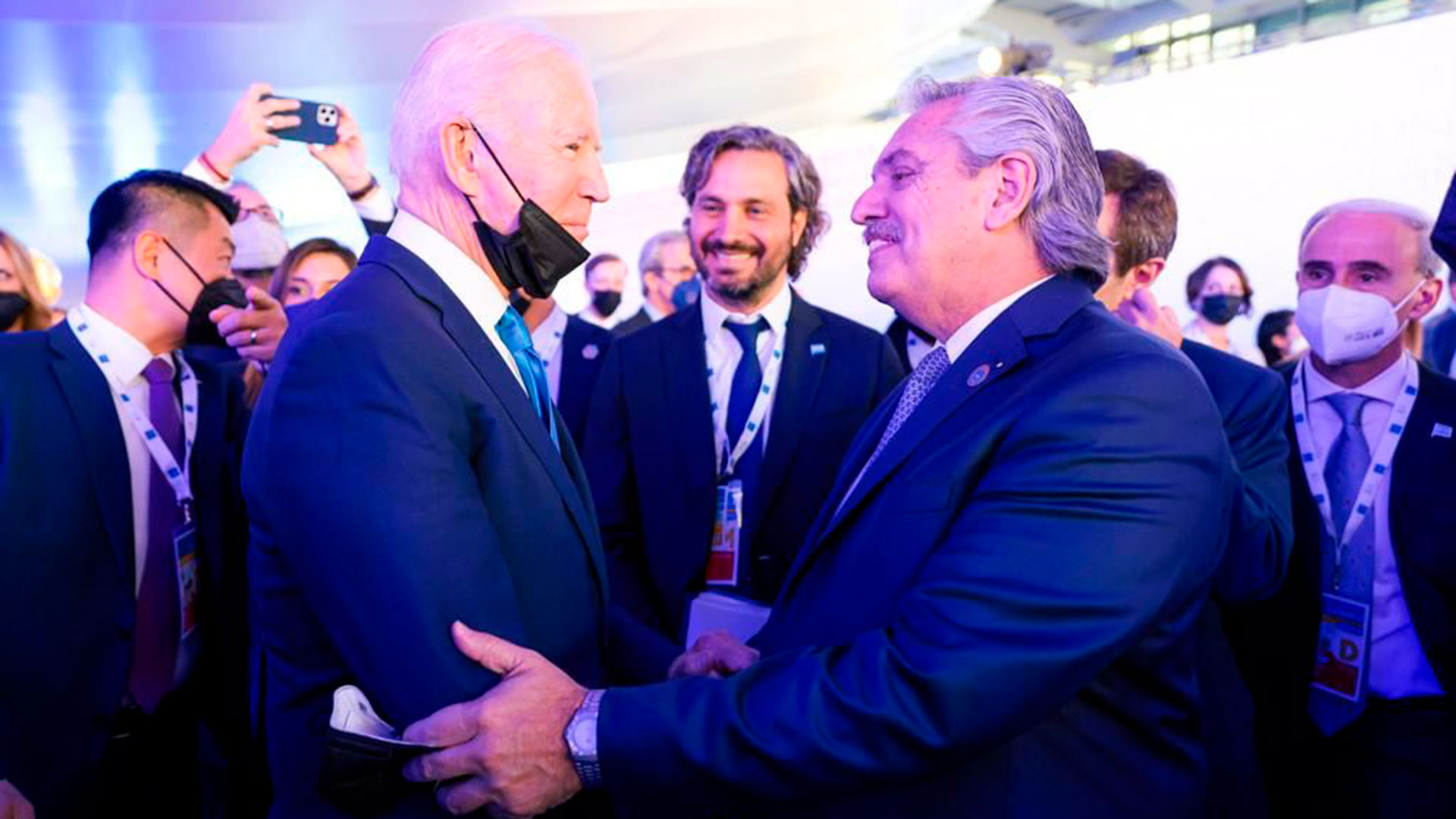 Joe Biden junto a Alberto Fernández. Detrás, el canciller Santiago Cafiero 