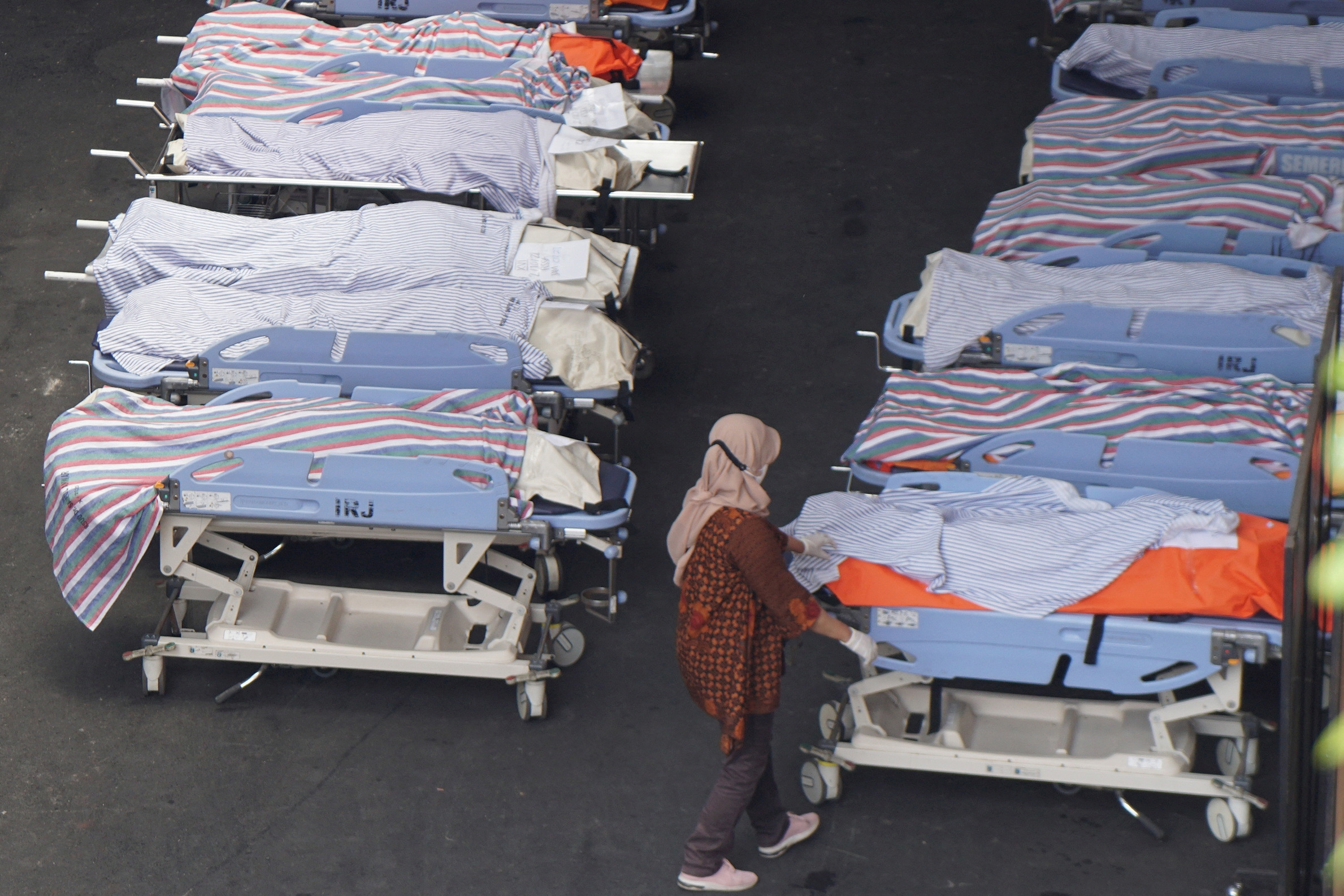 Un oficial médico revisa a las víctimas de disturbios en el hospital Saiful Anwar luego del motín (Reuters)