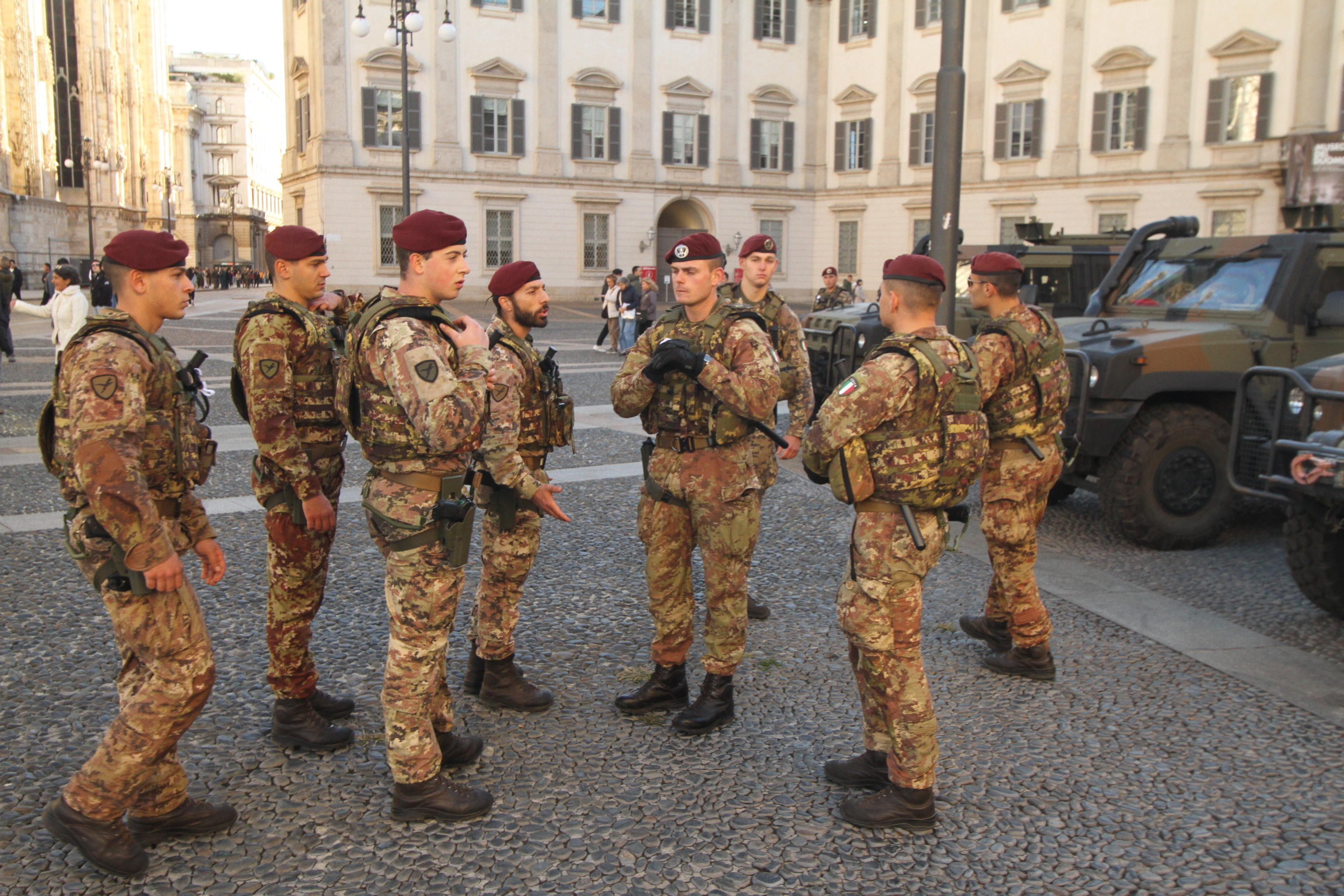 Mil&aacute;n bajo custodia militar: 500 uniformados vigilan la ciudad y los comercios se blindan ante posibles nuevas protestas